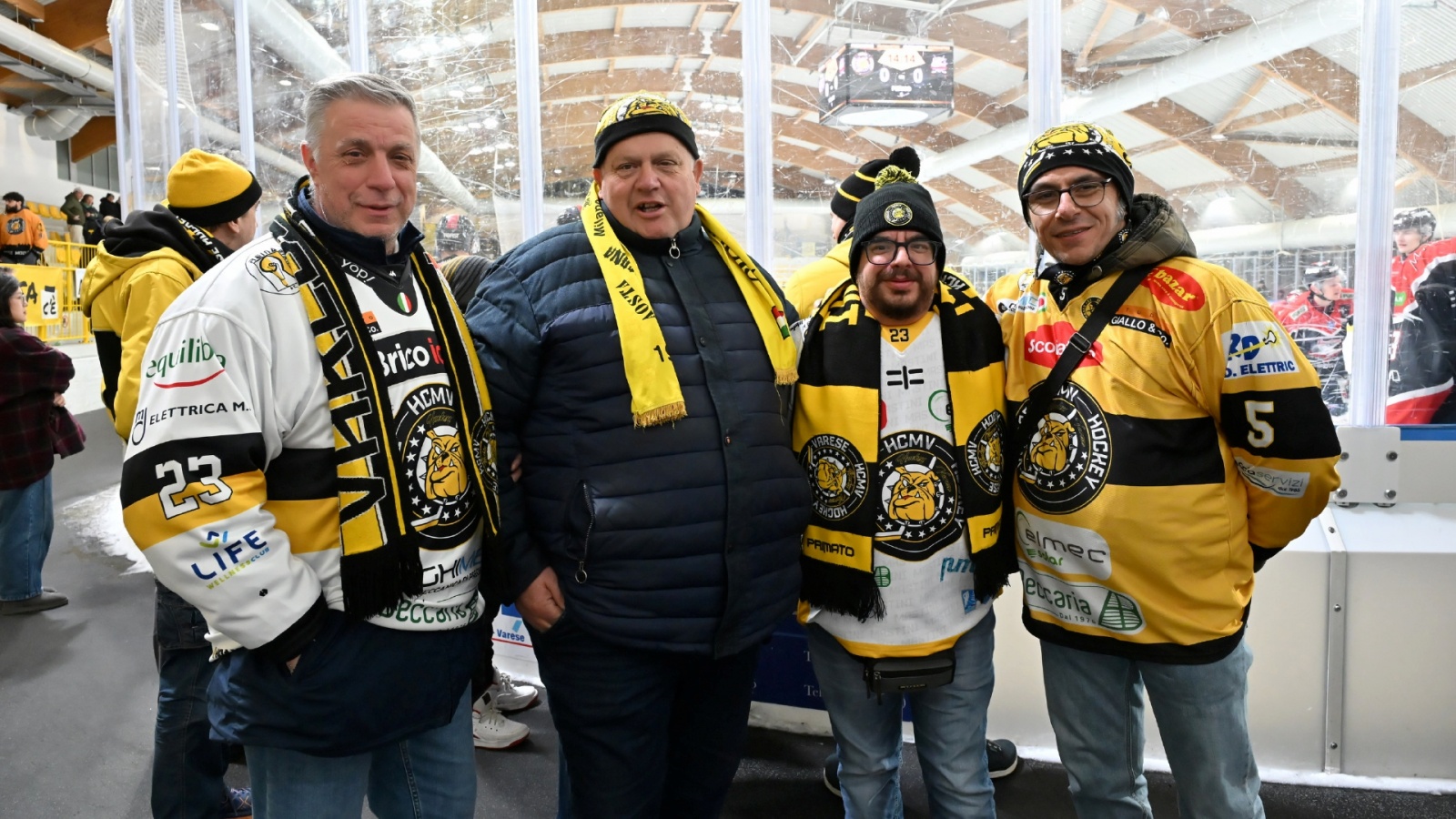 VARESE. HOCKEY IHL. SEMIFINALE CAMPIONATO GARA 2. HCMV VARESE-KALTERN CALDARO EISHOCKEY NELLA FOTO TIFOSI