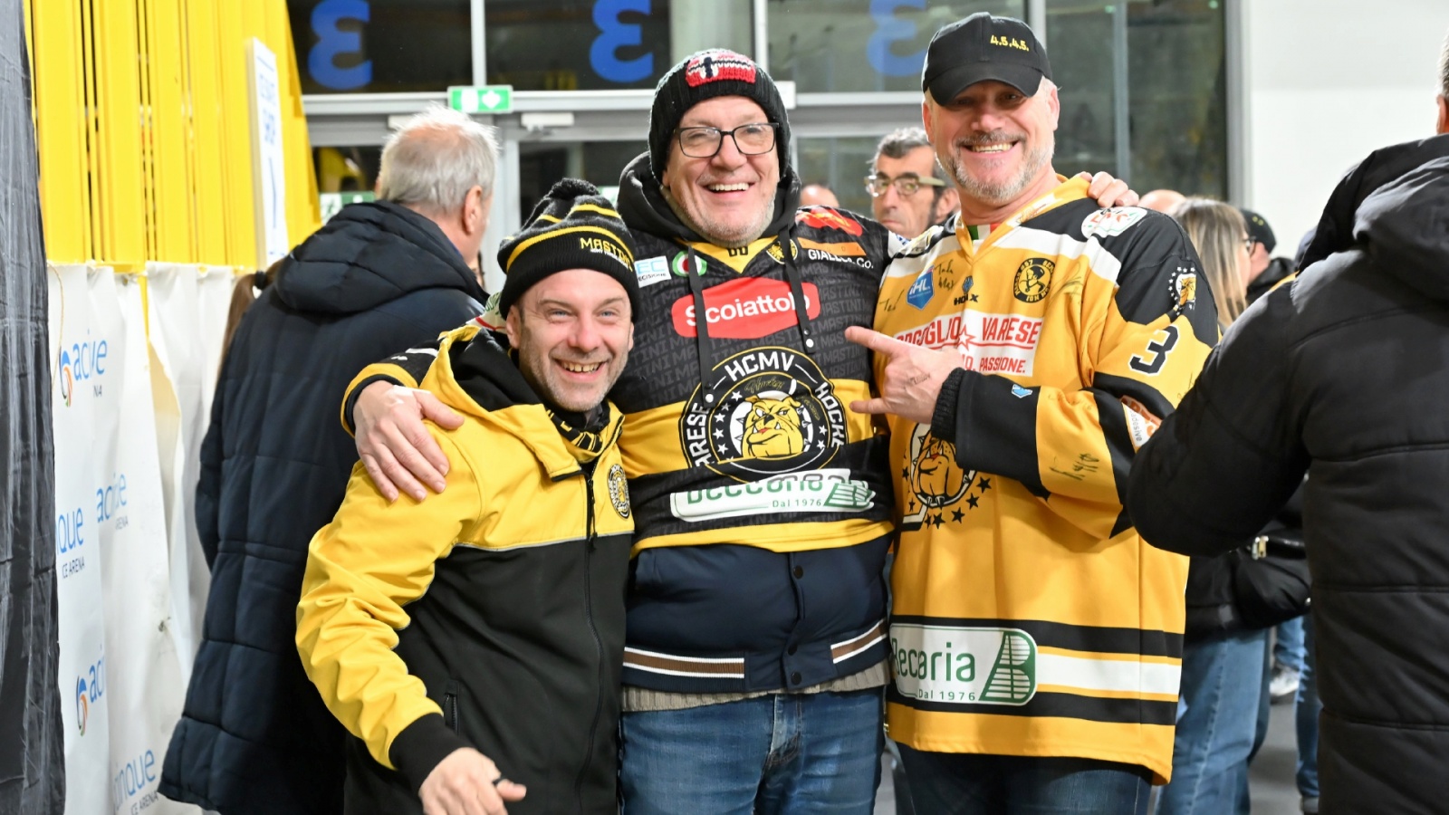 VARESE. HOCKEY IHL. SEMIFINALE CAMPIONATO GARA 2. HCMV VARESE-KALTERN CALDARO EISHOCKEY NELLA FOTO TIFOSI