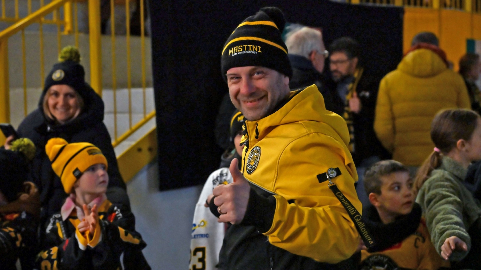 VARESE. HOCKEY IHL. SEMIFINALE CAMPIONATO GARA 2. HCMV VARESE-KALTERN CALDARO EISHOCKEY NELLA FOTO TIFOSI