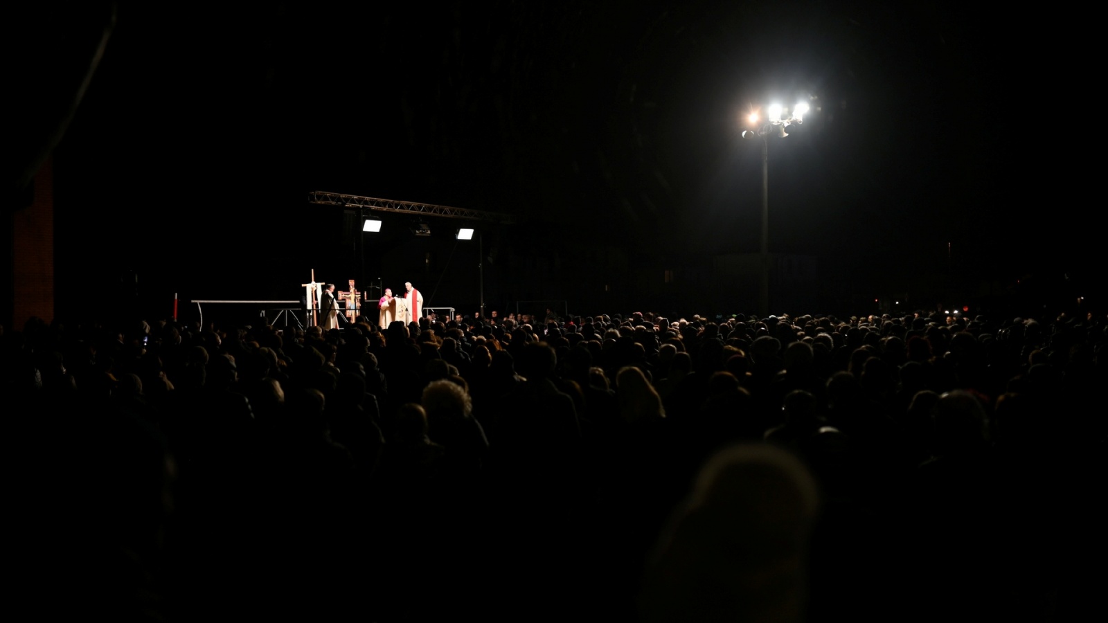 INDUNO OLONA VIA CRUCIS CON MONSIGNOR MARIO DELPINI