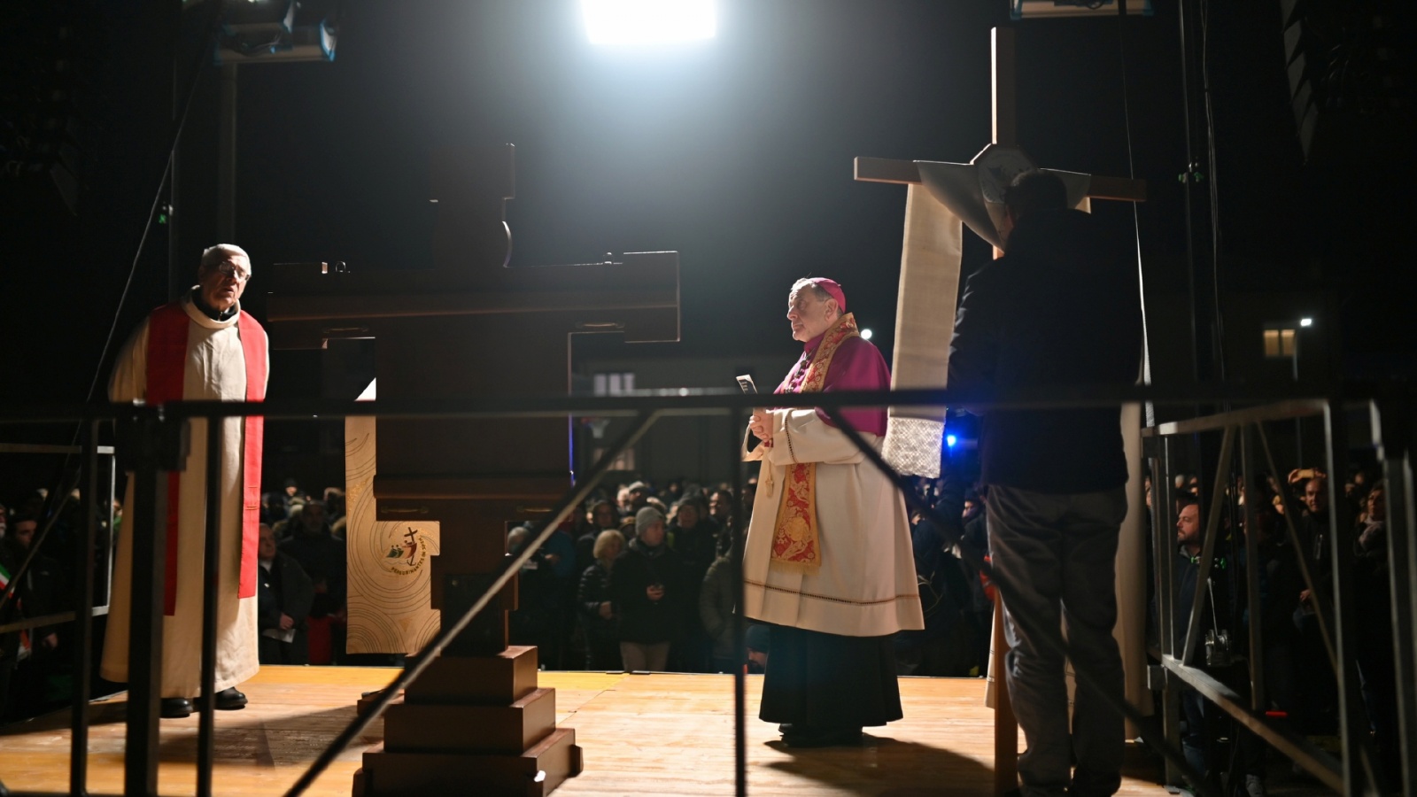 INDUNO OLONA VIA CRUCIS CON MONSIGNOR MARIO DELPINI