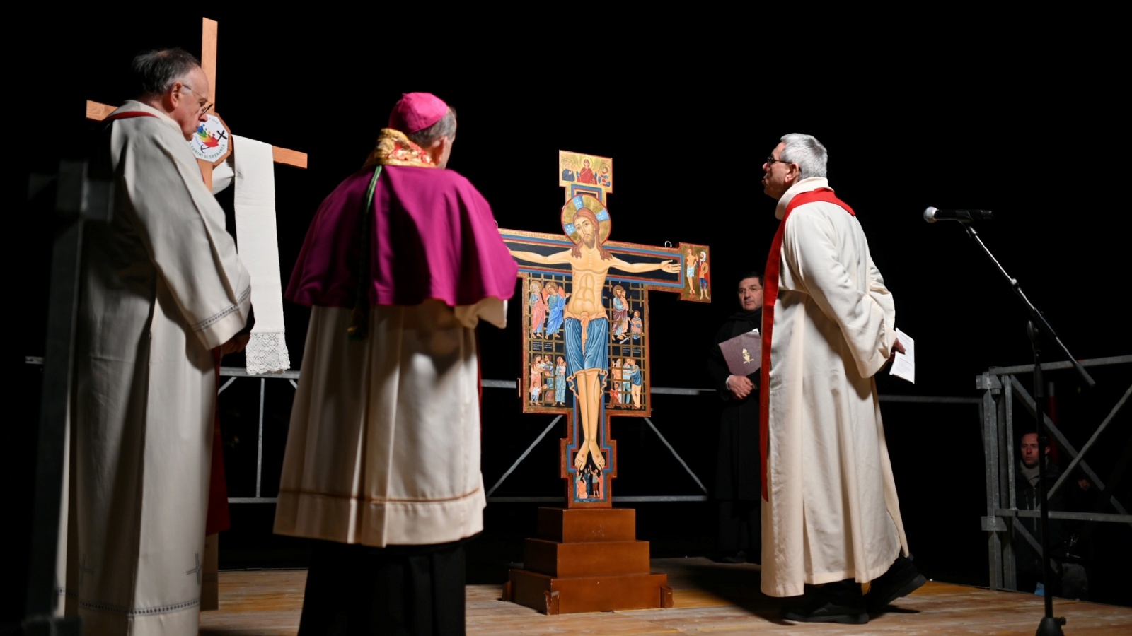 INDUNO OLONA VIA CRUCIS CON MONSIGNOR MARIO DELPINI