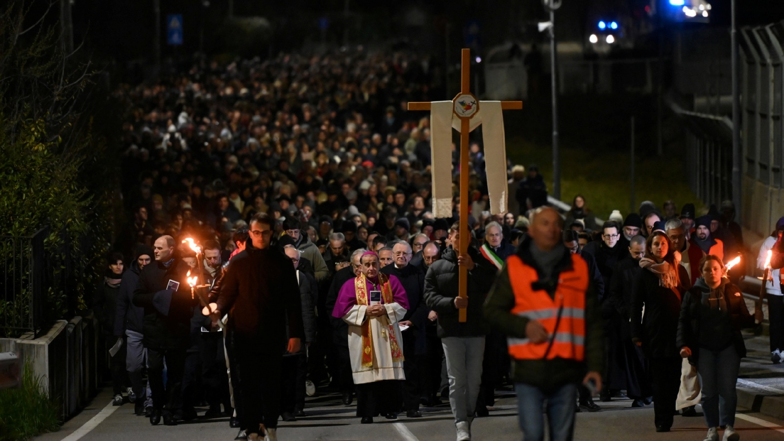 INDUNO OLONA VIA CRUCIS CON MONSIGNOR MARIO DELPINI