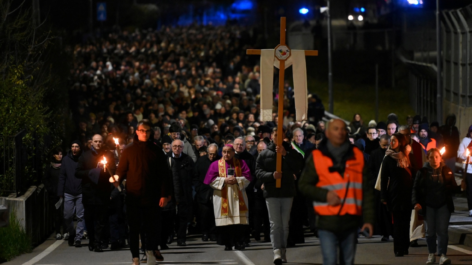 INDUNO OLONA VIA CRUCIS CON MONSIGNOR MARIO DELPINI