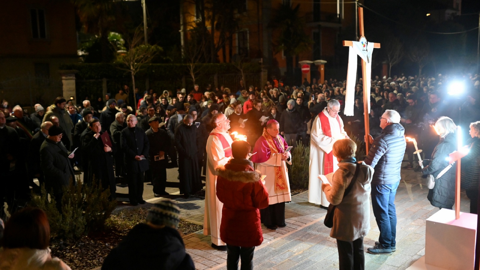INDUNO OLONA VIA CRUCIS CON MONSIGNOR MARIO DELPINI