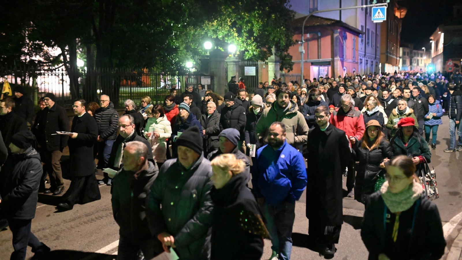 INDUNO OLONA VIA CRUCIS CON MONSIGNOR MARIO DELPINI