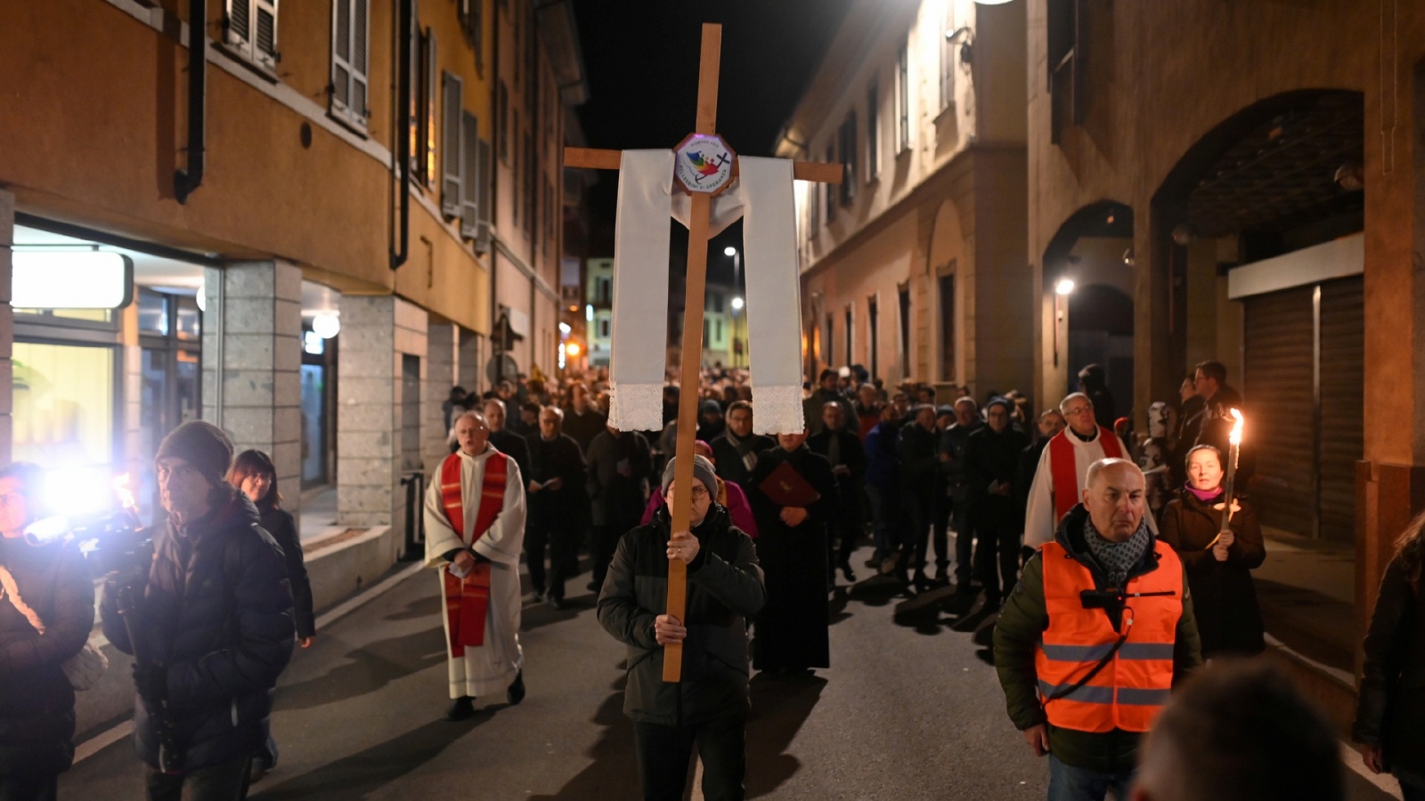 INDUNO OLONA VIA CRUCIS CON MONSIGNOR MARIO DELPINI
