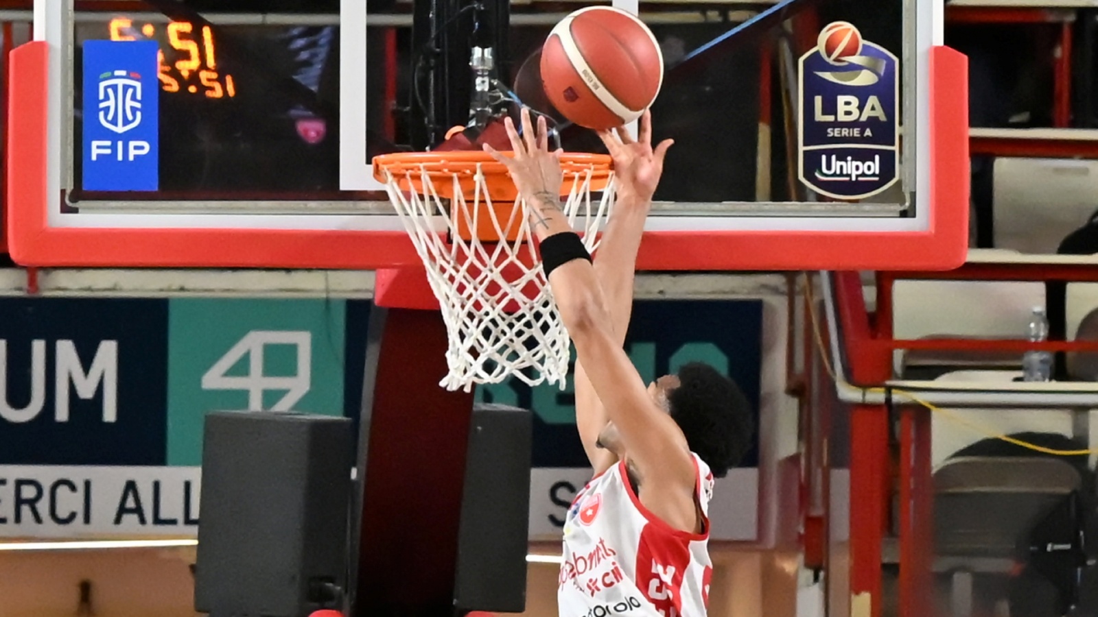 VARESE. BASKET LBA. OPENJOBMETIS VARESE-GIVOVA SCAFATI NELLA FOTO HANDS ULTIMO PUNTO
