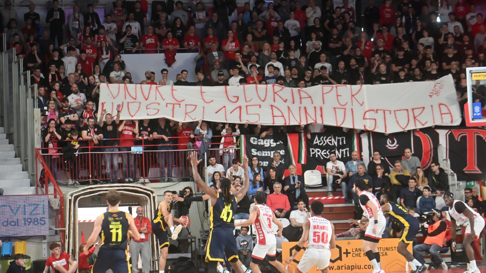 VARESE. BASKET LBA. OPENJOBMETIS VARESE-GIVOVA SCAFATI NELLA FOTO STRISCIONE CURVA