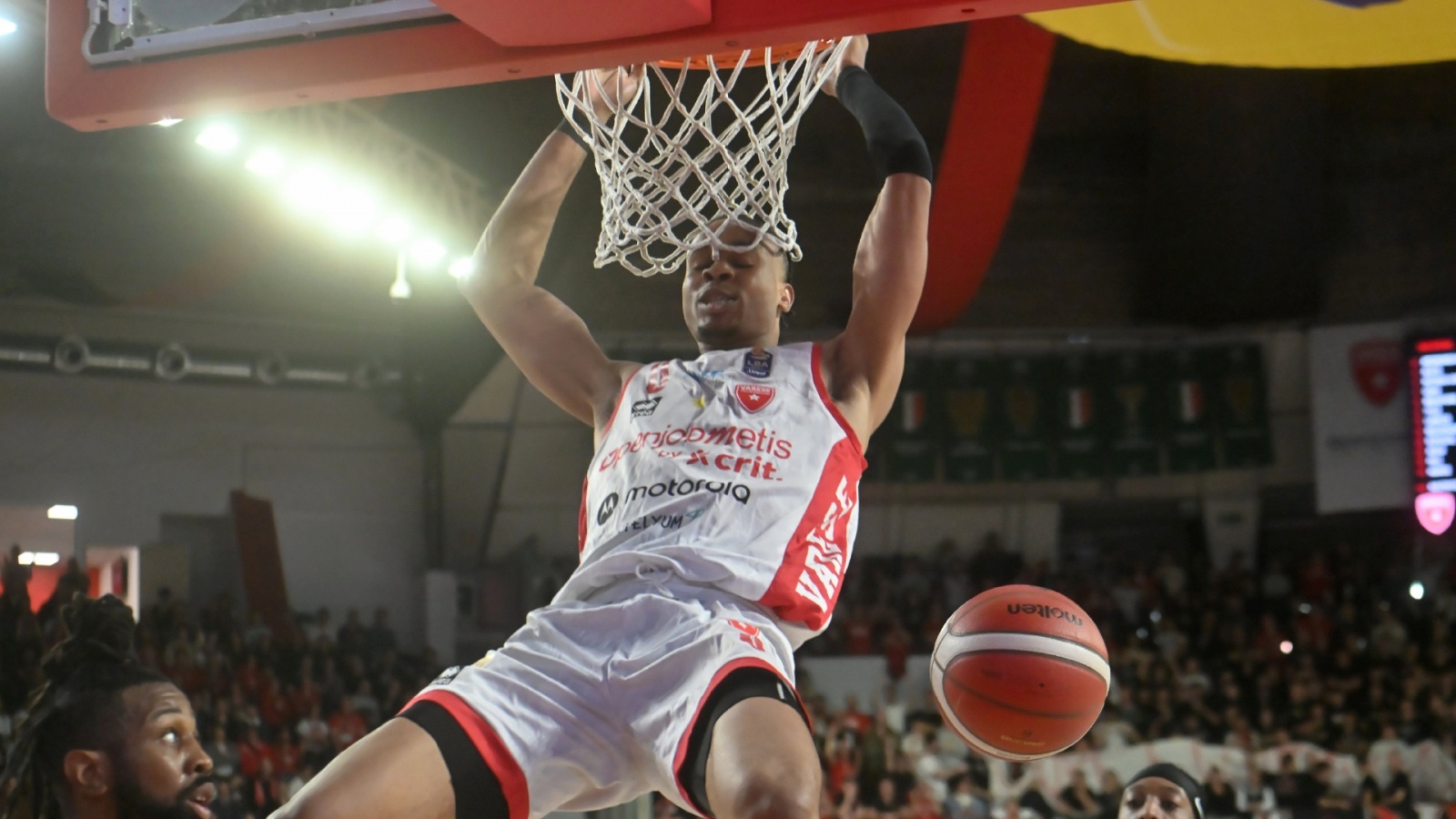 VARESE. BASKET LBA. OPENJOBMETIS VARESE-GIVOVA SCAFATI NELLA FOTO AKOBUNDU