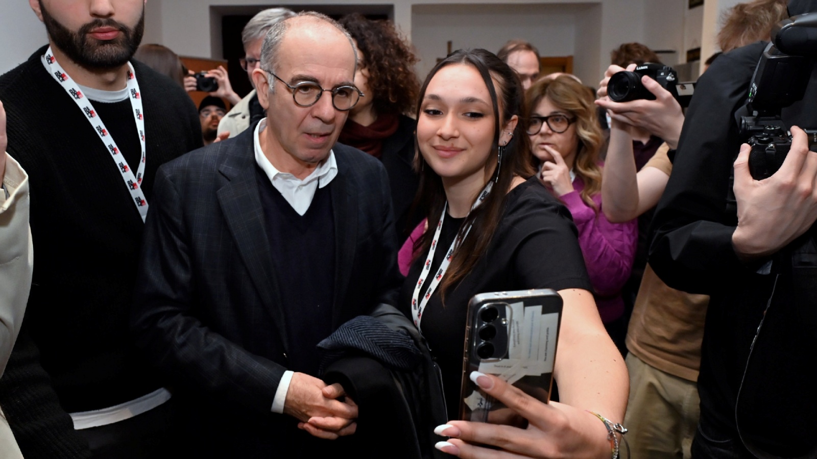 BUSTO ARSIZIO. IL REGISTA GIUSEPPE TORNATORE OSPITE AL BAFF, BUSTO ARSIZIO FILM FESTIVAL, AL CINEMA LUX. RICEVUTO DAL SINDACO ANTONELLI, DALL’ASSESSORE MAFFIOLI E DAL PRESIDENTE GABRIELE TOSI NELLA FOTO ALL’USCITA FIRMA AUTOGRAFI E SI CONCEDE PER I SELFIE