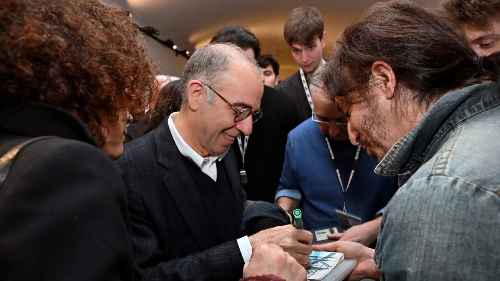 BUSTO ARSIZIO. IL REGISTA GIUSEPPE TORNATORE OSPITE AL BAFF, BUSTO ARSIZIO FILM FESTIVAL, AL CINEMA LUX. RICEVUTO DAL SINDACO ANTONELLI, DALL’ASSESSORE MAFFIOLI E DAL PRESIDENTE GABRIELE TOSI NELLA FOTO ALL’USCITA FIRMA AUTOGRAFI E SI CONCEDE PER I SELFIE