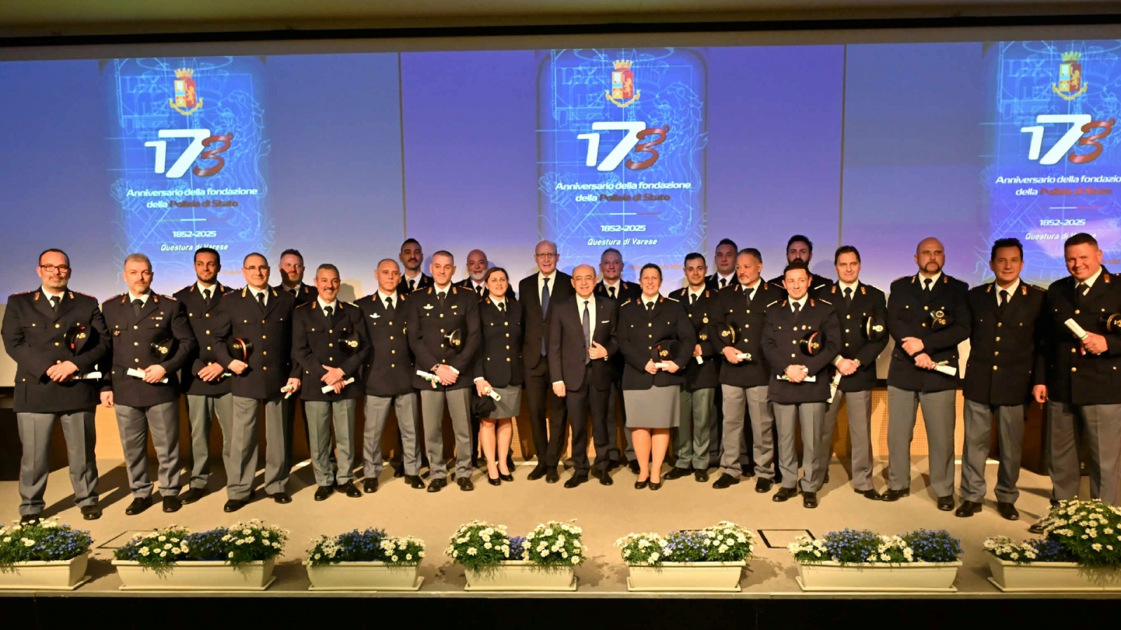VARESE. FESTA DELLA POLIZIA DI STATO 2025 ALLE VILLE PONTI CON QUESTORE CARLO, GOVERNATORE ATTILIO FONTANA E PREFETTO SALVATORE PASQUARIELLO NELLA FOTO GRUPPO PREMIATI