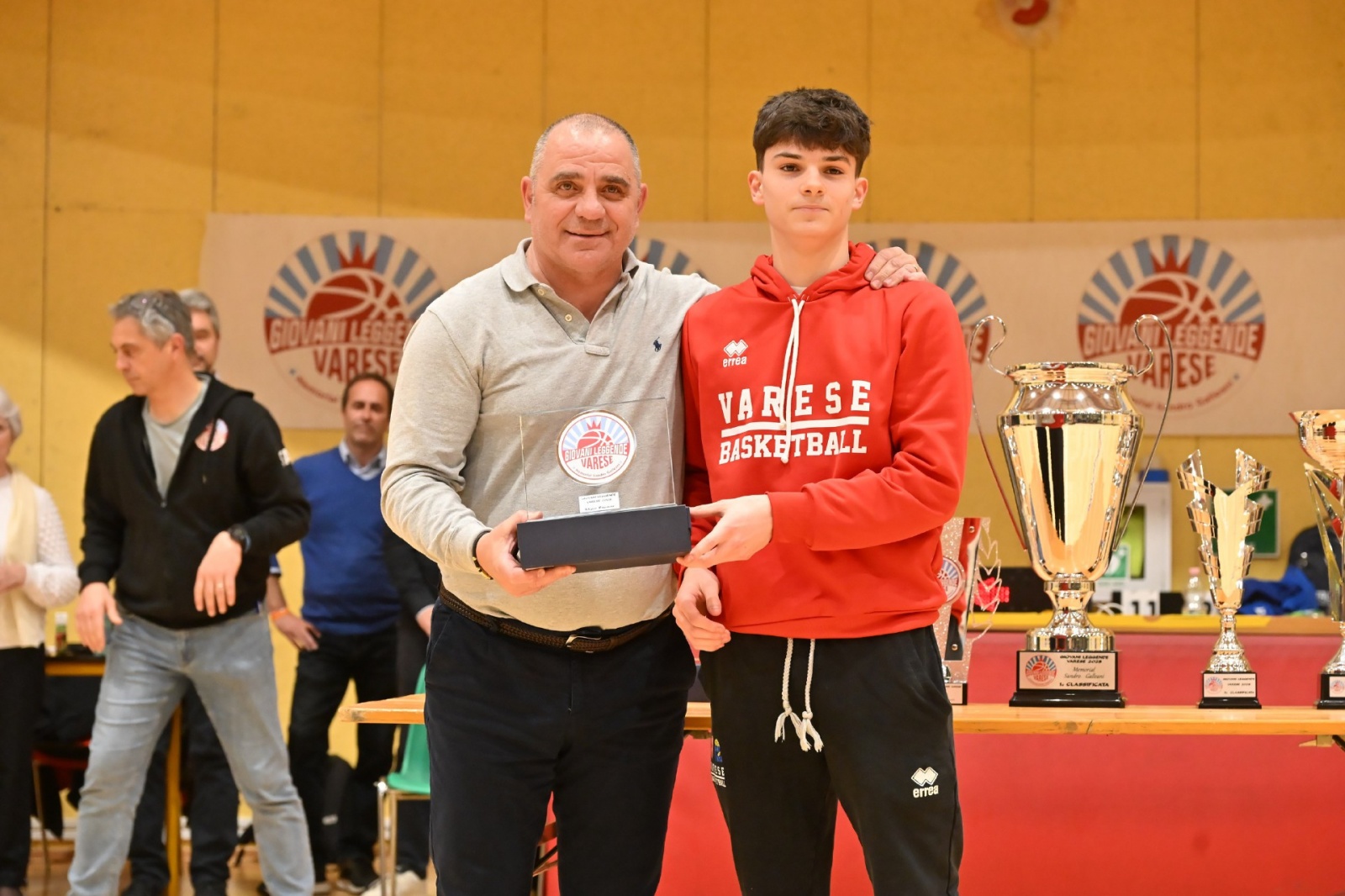 MALNATE. FINALE E PREMIAZIONI TORNEO GIOVANI LEGGENDE 2025 E MEMORIAL SANDRO GALLEANI NELLA FOTO MIGLIOR DIFENSORE MARCO FRANCESCHETTI VARESE BASKET