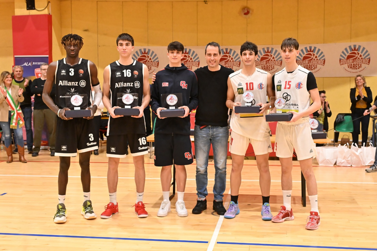 MALNATE. FINALE E PREMIAZIONI TORNEO GIOVANI LEGGENDE 2025 E MEMORIAL SANDRO GALLEANI NELLA FOTO PREMIAZIONI MIGLIOR QUINTETTO