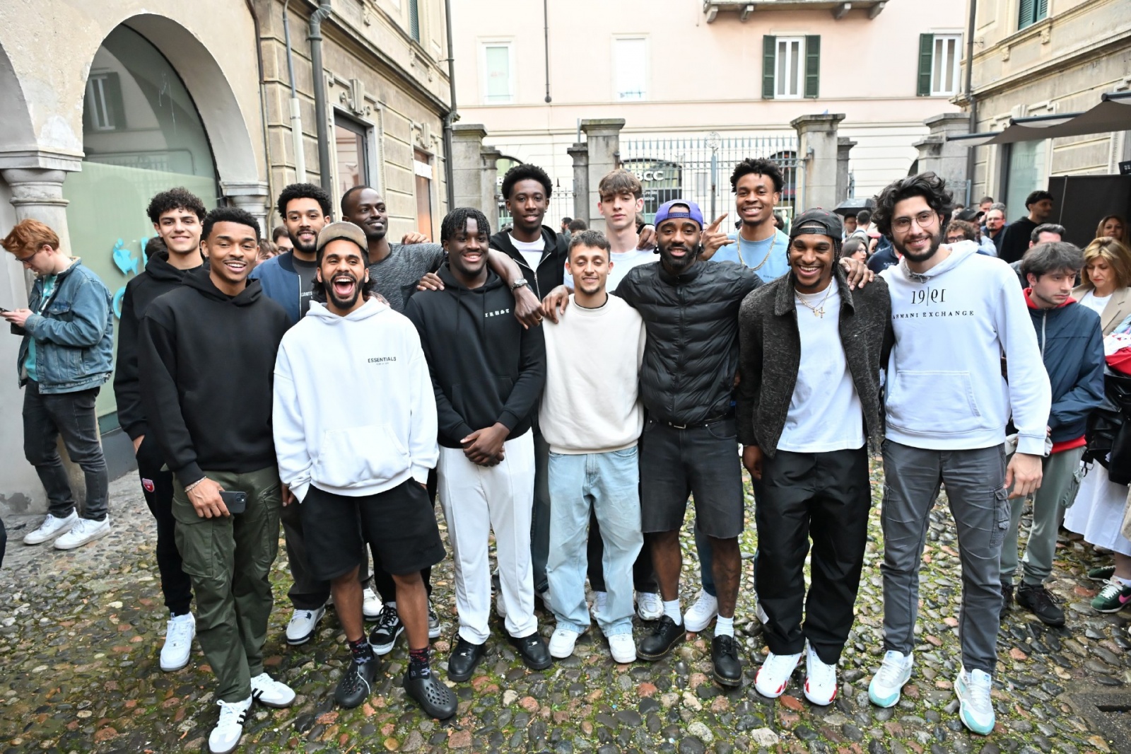 VARESE. FESTA OPENJOBMETIS PALLACANESTRO VARESE AL CAFFEÕ BROLETTO NELLA FOTO SQUADRA