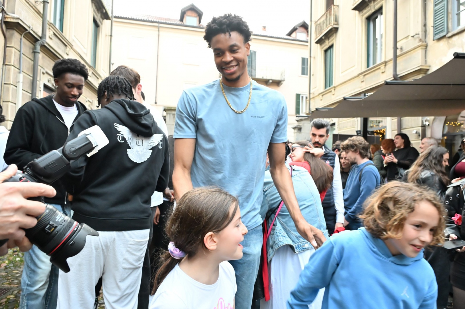 VARESE. FESTA OPENJOBMETIS PALLACANESTRO VARESE AL CAFFEÕ BROLETTO NELLA FOTO AKOBUNDU