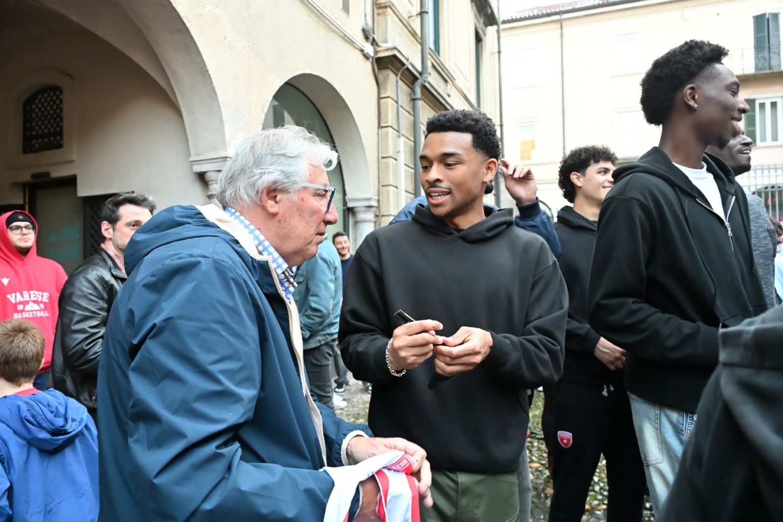 VARESE. FESTA OPENJOBMETIS PALLACANESTRO VARESE AL CAFFEÕ BROLETTO NELLA FOTO HANDS