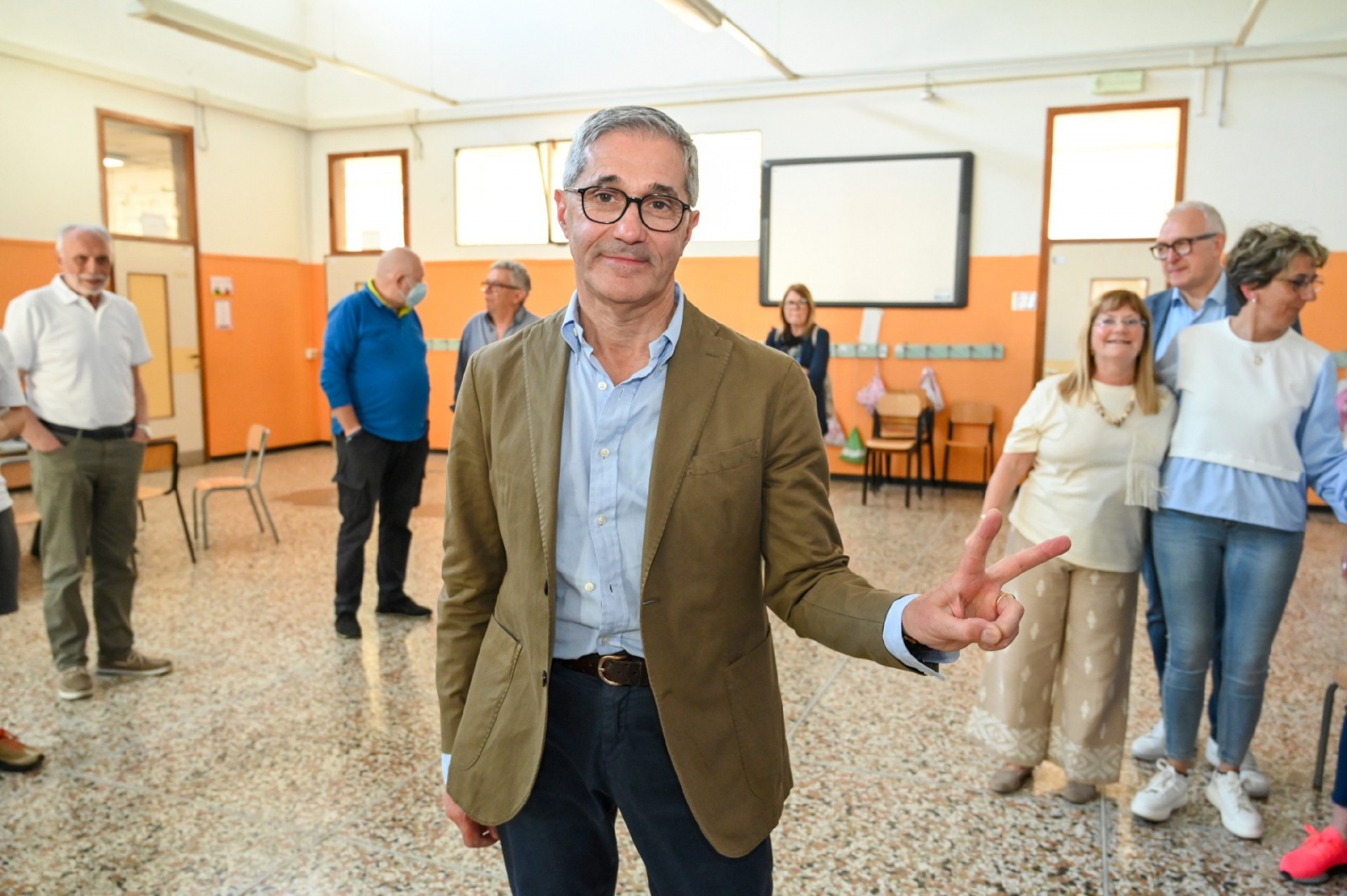 ARCISATE ELEZIONI COMUNALI 2025 NELLA FOTO NUOVO SINDACO ANTONINO CENTORRINO FESTEGGIA