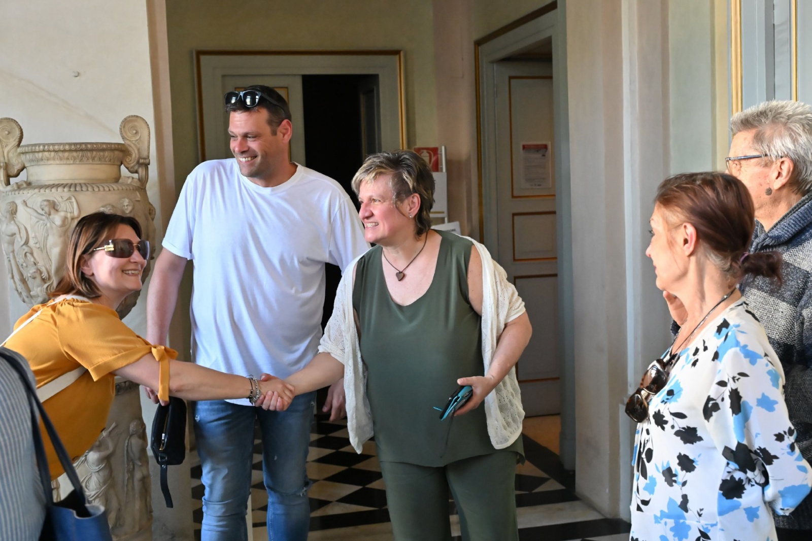 CASTELLANZA. ELEZIONI AMMINISTRATIVE 2025. ELETTO SINDACO CRISTINA BORRONI, FESTEGGIAMENTI IN SEDE PARTITO/LISTA E VARIE IN MUNICIPIO