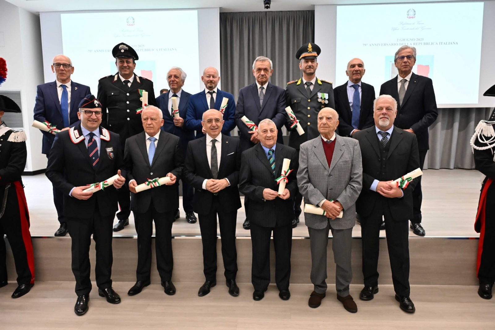 VARESE. FESTA DELLA REPUBBLICA 2025, 2 GIUGNO. NELLA FOTO AULA MAGNA, ONORIFICENZE, GRUPPO INSIGNITI