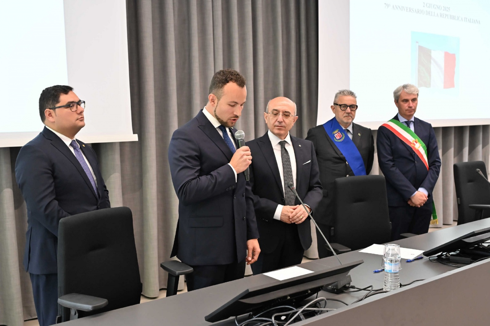 VARESE. FESTA DELLA REPUBBLICA 2025, 2 GIUGNO. NELLA FOTO AULA MAGNA, ONORIFICENZE, GIURAMENTO VICE PREFETTI