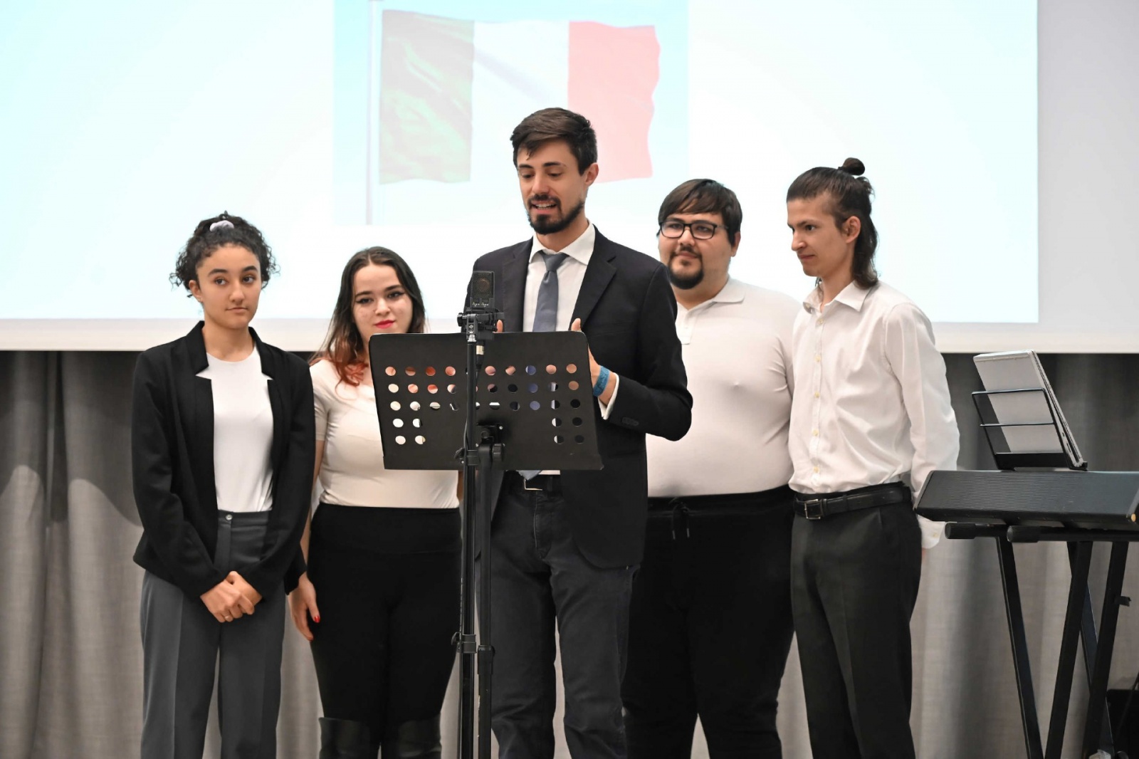 VARESE. FESTA DELLA REPUBBLICA 2025, 2 GIUGNO. NELLA FOTO AULA MAGNA INSUBRIA, ONORIFICENZE, CORO
