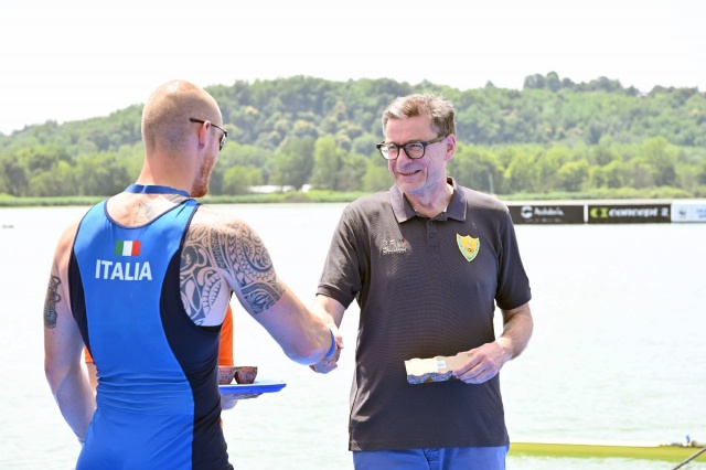 VARESE. CANOTTAGGIO. COPPA DEL MONDO 2025. WORLD ROWING CUP. 3° GIORNATA. FINALI E PREMIAZIONI NELLA FOTO MINISTRO GIANCARLO GIORGETTI PER LA PREMIAZIONE DEL QUATTRO DI COPPIA MASCHILE, COMPOSTO DA FIAMME GIALLE