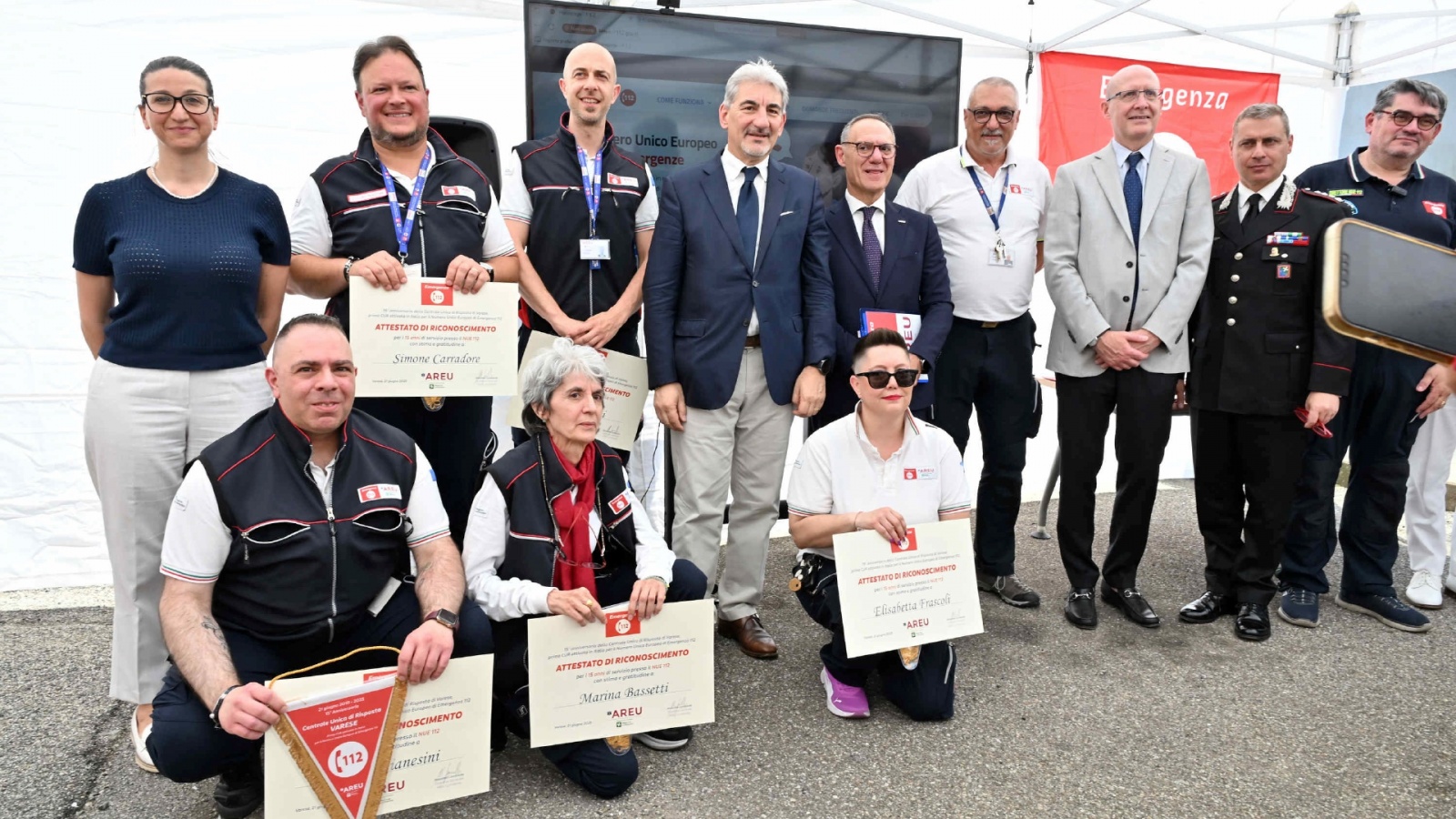 VARESE. PRESENTAZIONE BILANCIO AREU E FESTEGGIAMENTI PER 15 NUMERO UNICO DÕEMERGENZA, NUE IN SEDE AREU, OSPEDALE DI CIRCOLO NELLA FOTO PREMIAZIONE OPERATORI 15 ANNI DI SERVIZIO