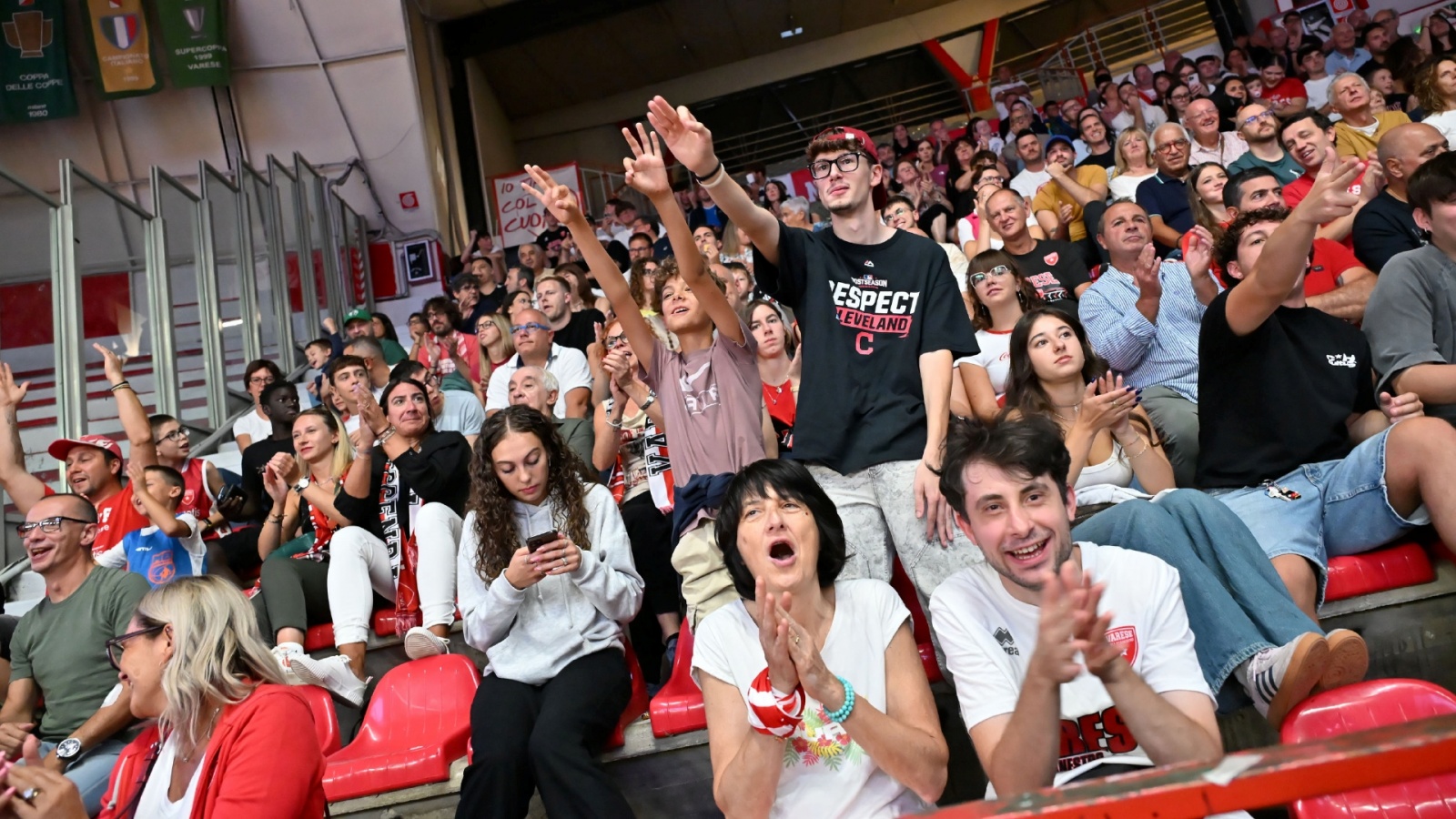 VARESE. BASKET. AMICHEVOLE OPENJOBMETIS VARESE-BLU BERGAMO NELLA FOTO PUBBLICO TIFOSI