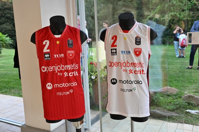 MONVALLE. PRESENTAZIONE SQUADRA E MAGLIE OPENJOBMETIS PALLACANESTRO VARESE 2025 2026 A VILLA IL GERANEO NELLA FOTO NUOVE MAGLIE