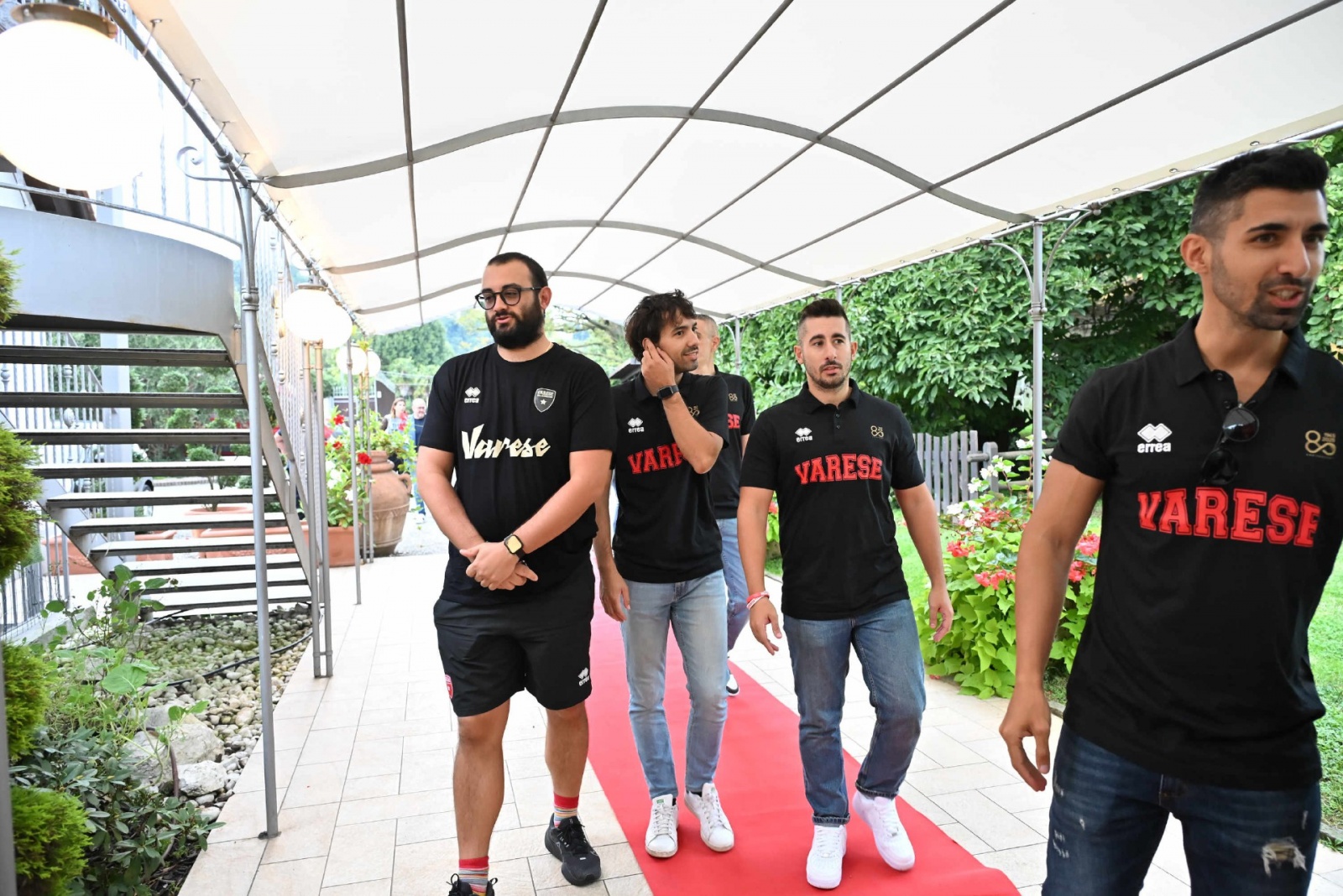 MONVALLE. PRESENTAZIONE SQUADRA E MAGLIE OPENJOBMETIS PALLACANESTRO VARESE 2025 2026 A VILLA IL GERANEO NELLA FOTO