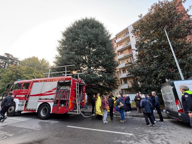 Un incendio in una palazzina di quattro piani ha causato la morte di tre persone, la scorsa notte, a Cornaredo, nel Milanese, 11 ottobre 2025. A perdere la vita nell'incendio sono stati un uomo e una donna, rispettivamente di 88 e 85 anni, anziani genitor