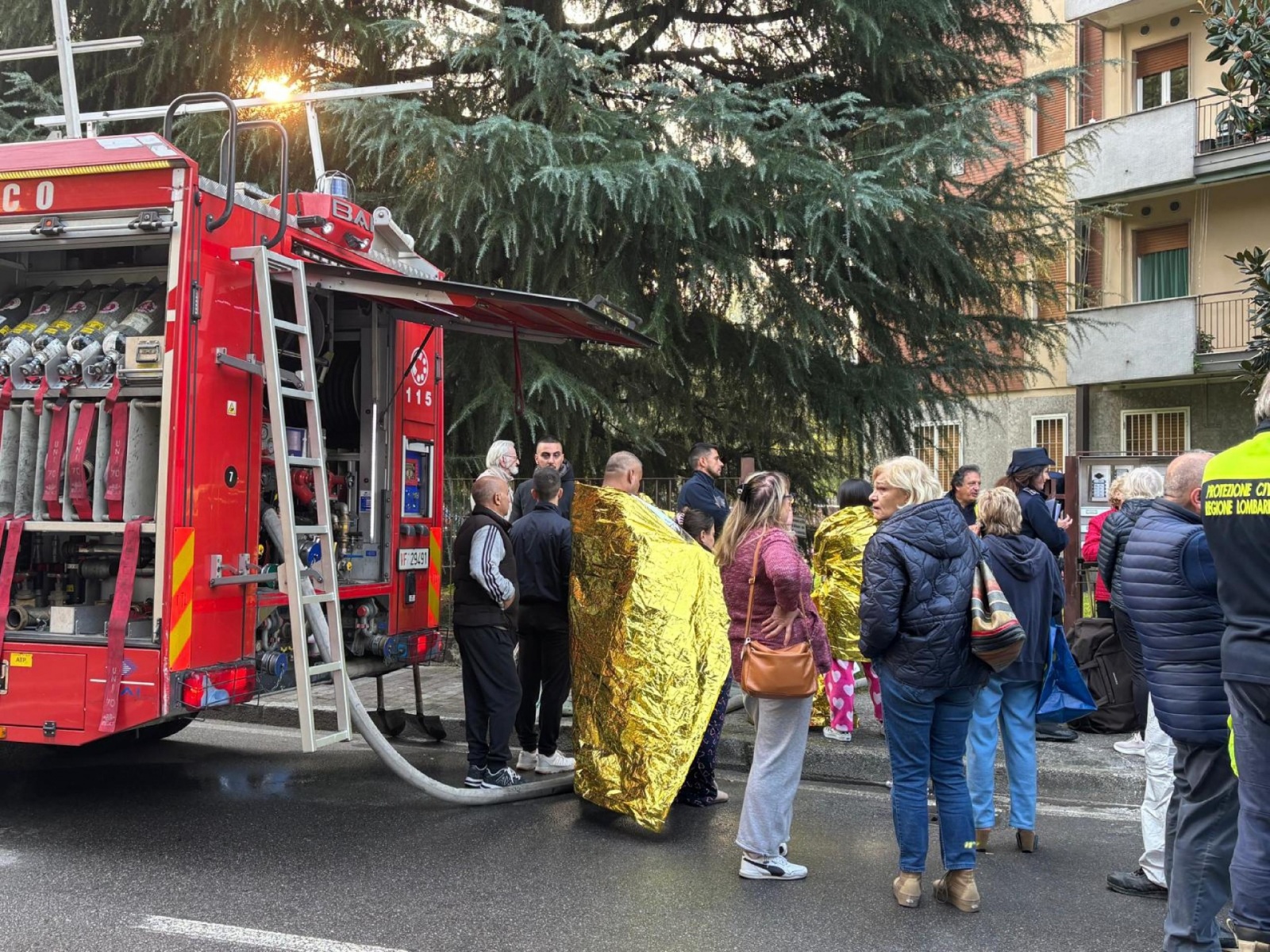 Un incendio in una palazzina di quattro piani ha causato la morte di tre persone, la scorsa notte, a Cornaredo, nel Milanese, 11 ottobre 2025. A perdere la vita nell'incendio sono stati un uomo e una donna, rispettivamente di 88 e 85 anni, anziani genitor