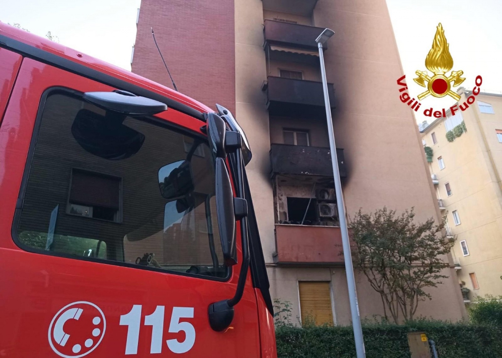 Un incendio in una palazzina di quattro piani ha causato la morte di tre persone, la scorsa notte, a Cornaredo, nel Milanese, 11 ottobre 2025. Quaranta le persone del condominio, che si trova in via Cairoli, evacuate, di cui otto sono state trasportate in