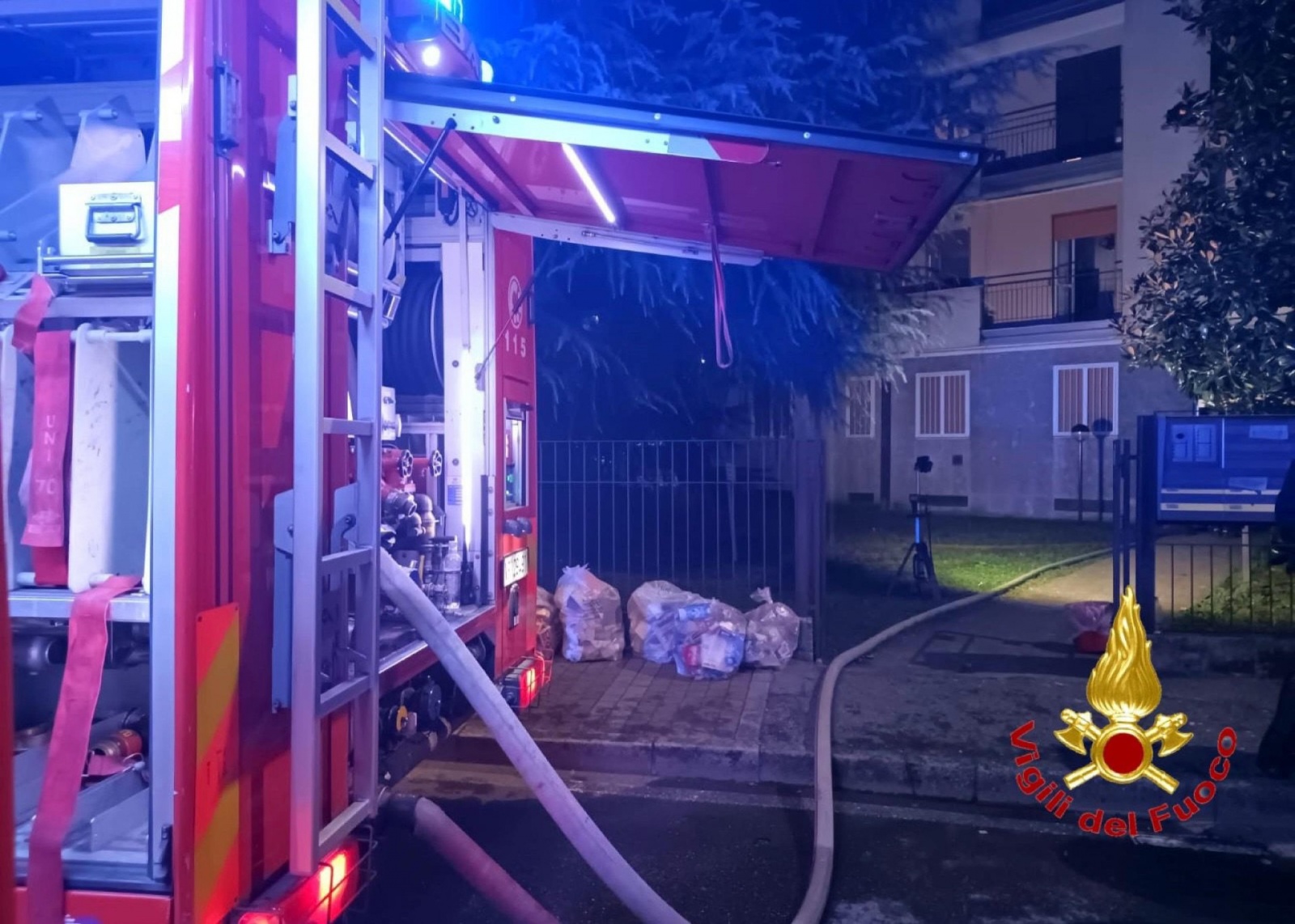 Un incendio in una palazzina di quattro piani ha causato la morte di tre persone, la scorsa notte, a Cornaredo, nel Milanese, 11 ottobre 2025. Quaranta le persone del condominio, che si trova in via Cairoli, evacuate, di cui otto sono state trasportate in