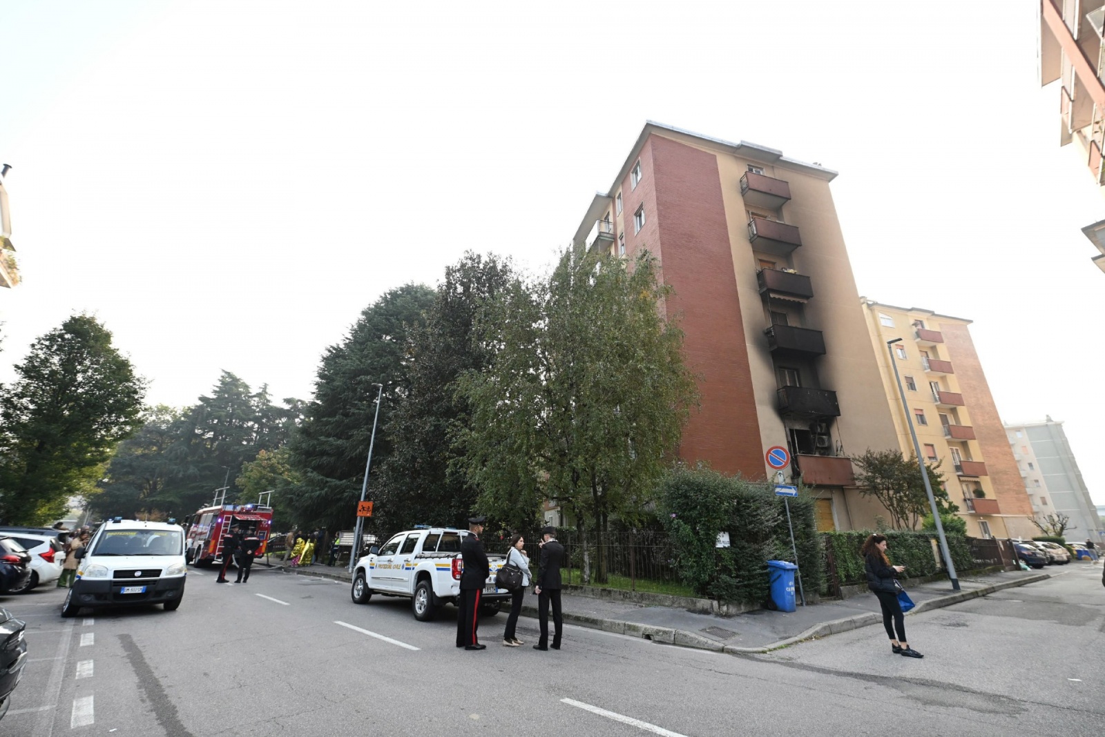 Cornaredo, incendio palazzina in via Cairoli, tre morti e abitanti evacuati - 11 ottobre 2025 - foto Spf/Ansa