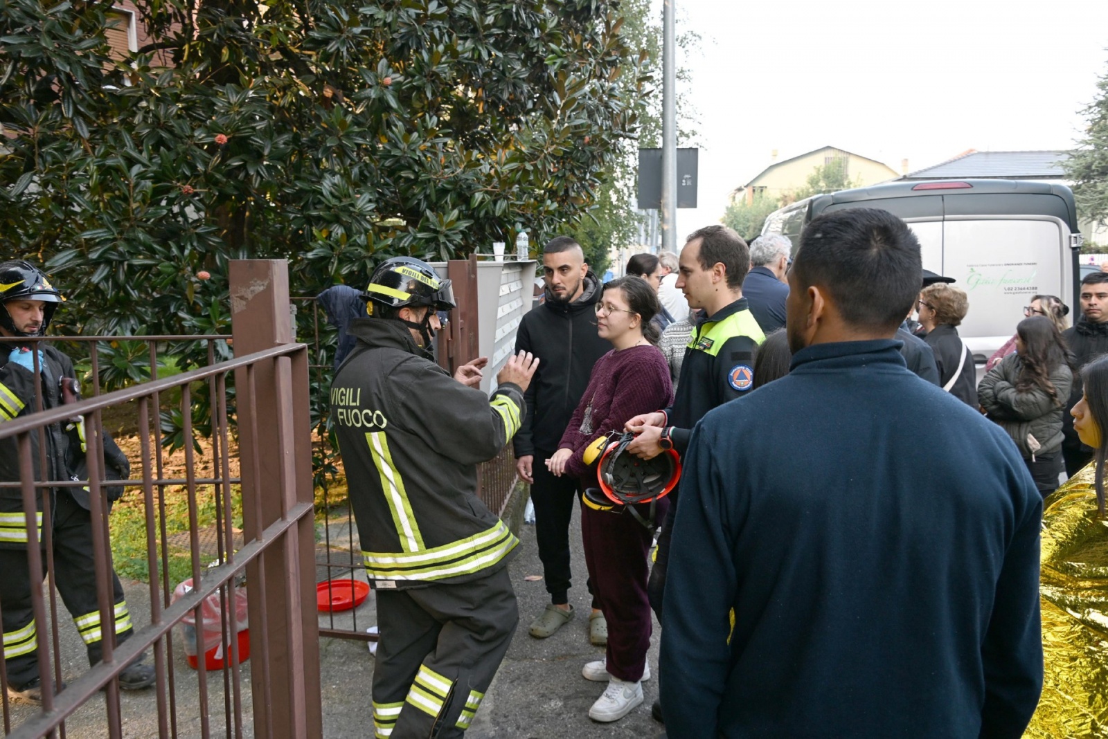 Cornaredo, incendio palazzina in via Cairoli, tre morti e abitanti evacuati - 11 ottobre 2025 - foto Spf/Ansa