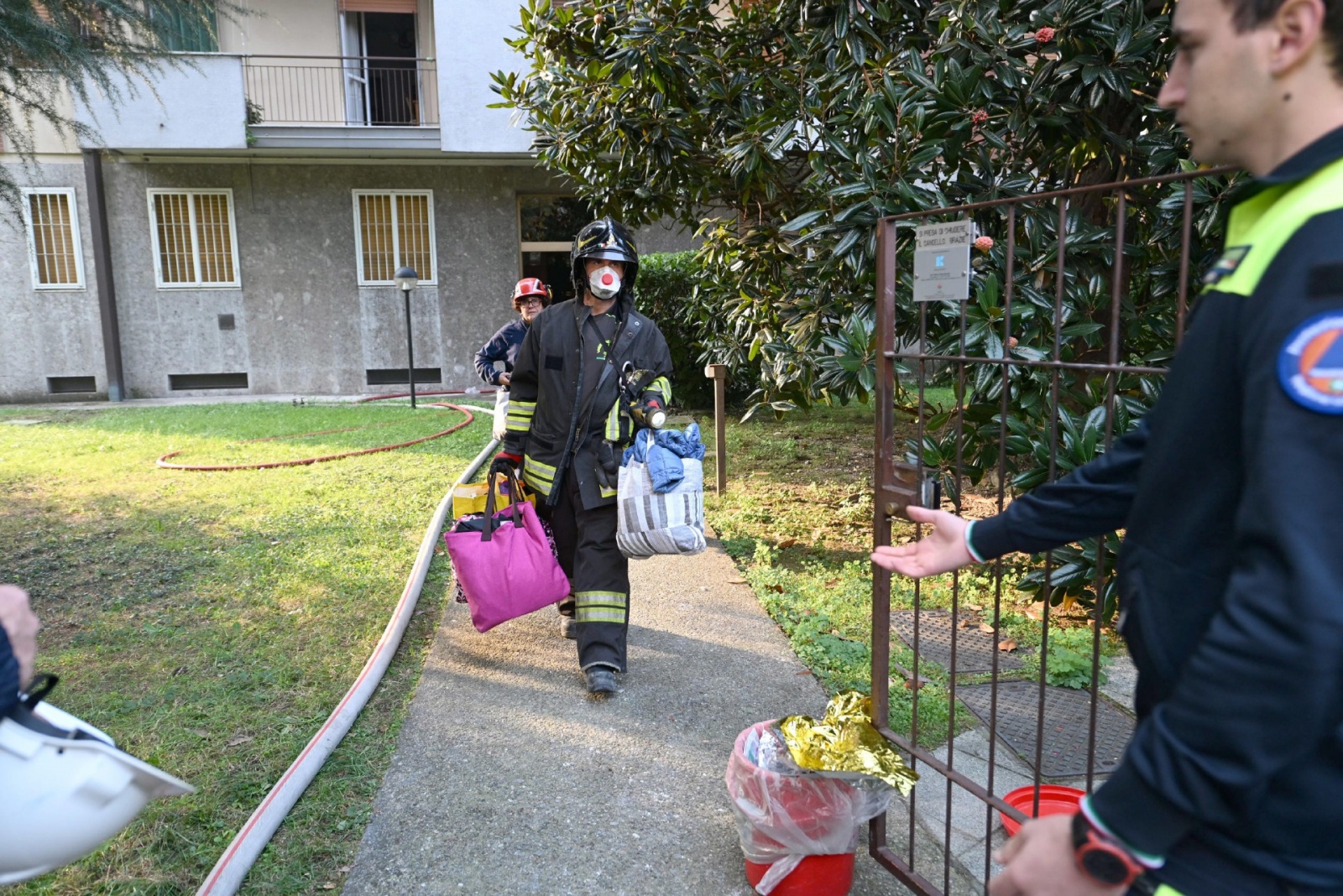 Cornaredo, incendio palazzina in via Cairoli, tre morti e abitanti evacuati - 11 ottobre 2025 - foto Spf/Ansa