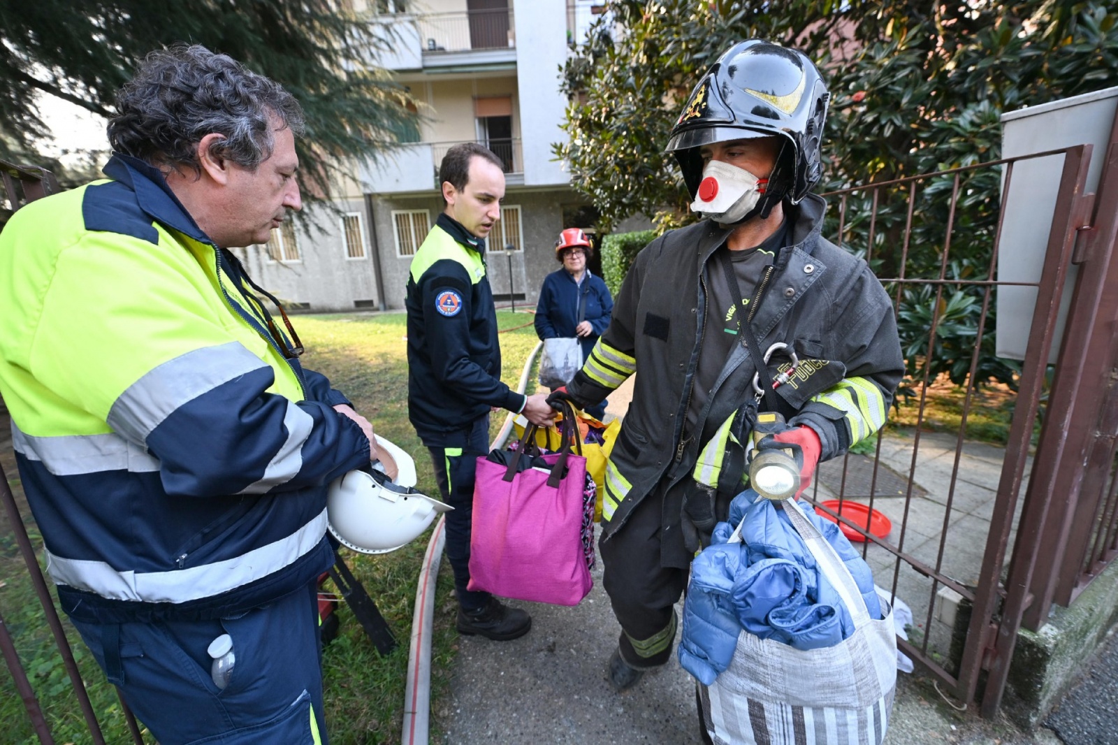 Cornaredo, incendio palazzina in via Cairoli, tre morti e abitanti evacuati - 11 ottobre 2025 - foto Spf/Ansa
