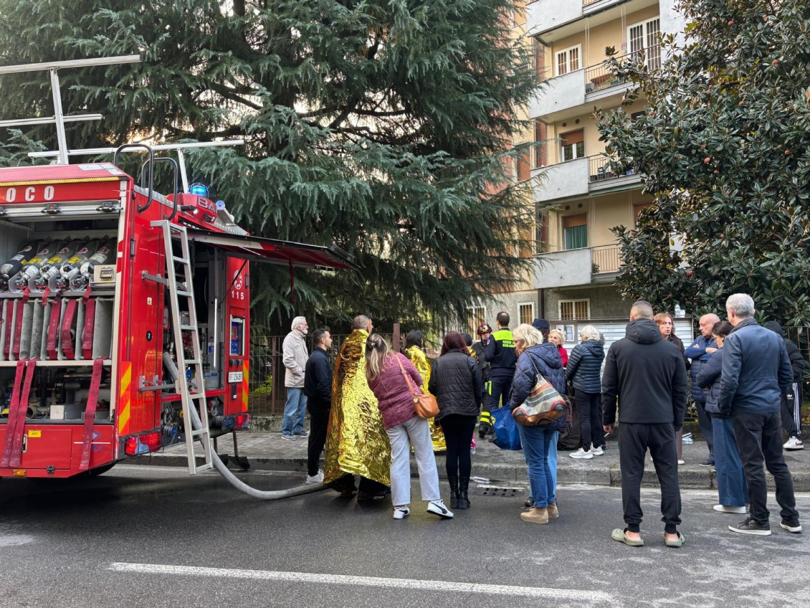 Un incendio in una palazzina di quattro piani ha causato la morte di tre persone, la scorsa notte, a Cornaredo, nel Milanese, 11 ottobre 2025. A perdere la vita nell'incendio sono stati un uomo e una donna, rispettivamente di 88 e 85 anni, anziani genitor