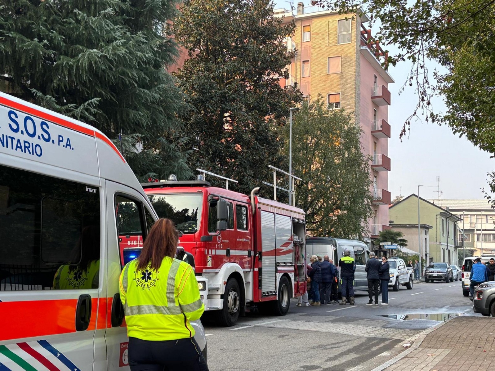 Un incendio in una palazzina di quattro piani ha causato la morte di tre persone, la scorsa notte, a Cornaredo, nel Milanese, 11 ottobre 2025. A perdere la vita nell'incendio sono stati un uomo e una donna, rispettivamente di 88 e 85 anni, anziani genitor