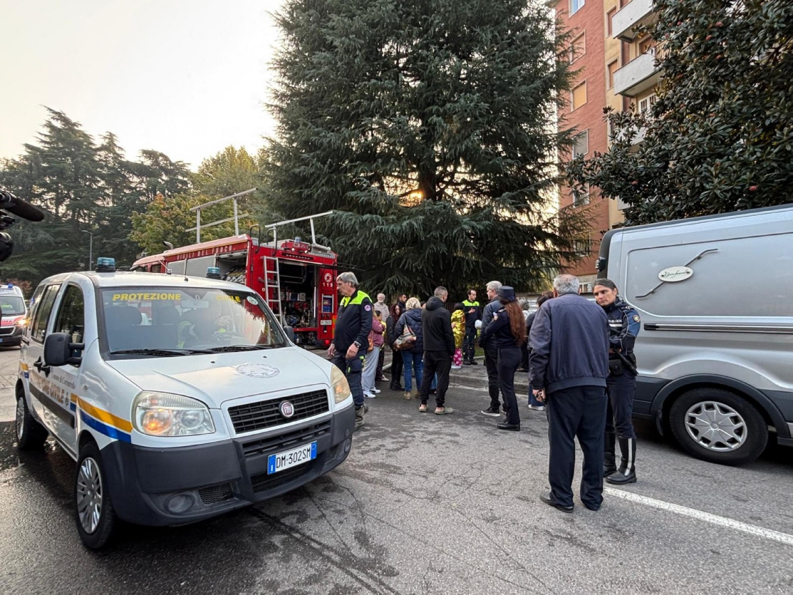 Un incendio in una palazzina di quattro piani ha causato la morte di tre persone, la scorsa notte, a Cornaredo, nel Milanese, 11 ottobre 2025. A perdere la vita nell'incendio sono stati un uomo e una donna, rispettivamente di 88 e 85 anni, anziani genitor