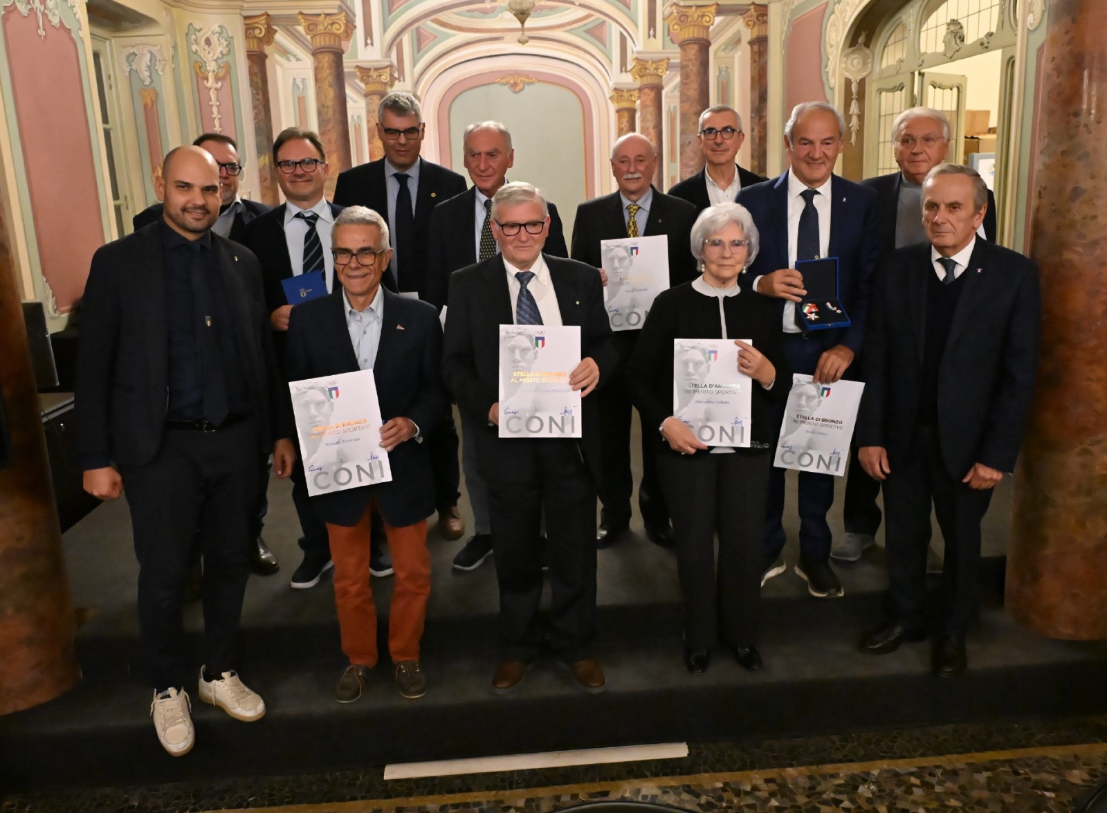 VARESE. CONSEGNATE LE BENEMERENZE SPORTIVE 2025 PRESSO IL SALONE ESTENSE ALLA PRESENZA DEL PREFETTO PASQUARIELLO, DEL GENERALE COPPOLA E DEL QUESTORE MAZZA NELLA FOTO GRUPPO DIRIGENTI PREMIATI