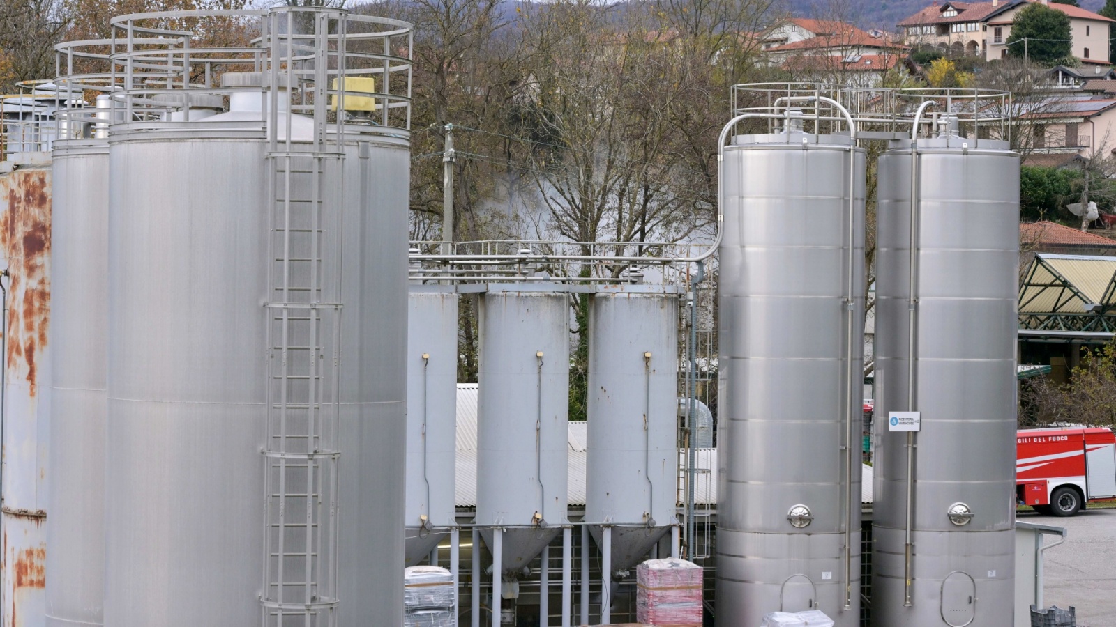 GROPPELLO INCENDIO NEL DEPOSITO MATERIALE DELLA DITTA ROVERPLASTIC