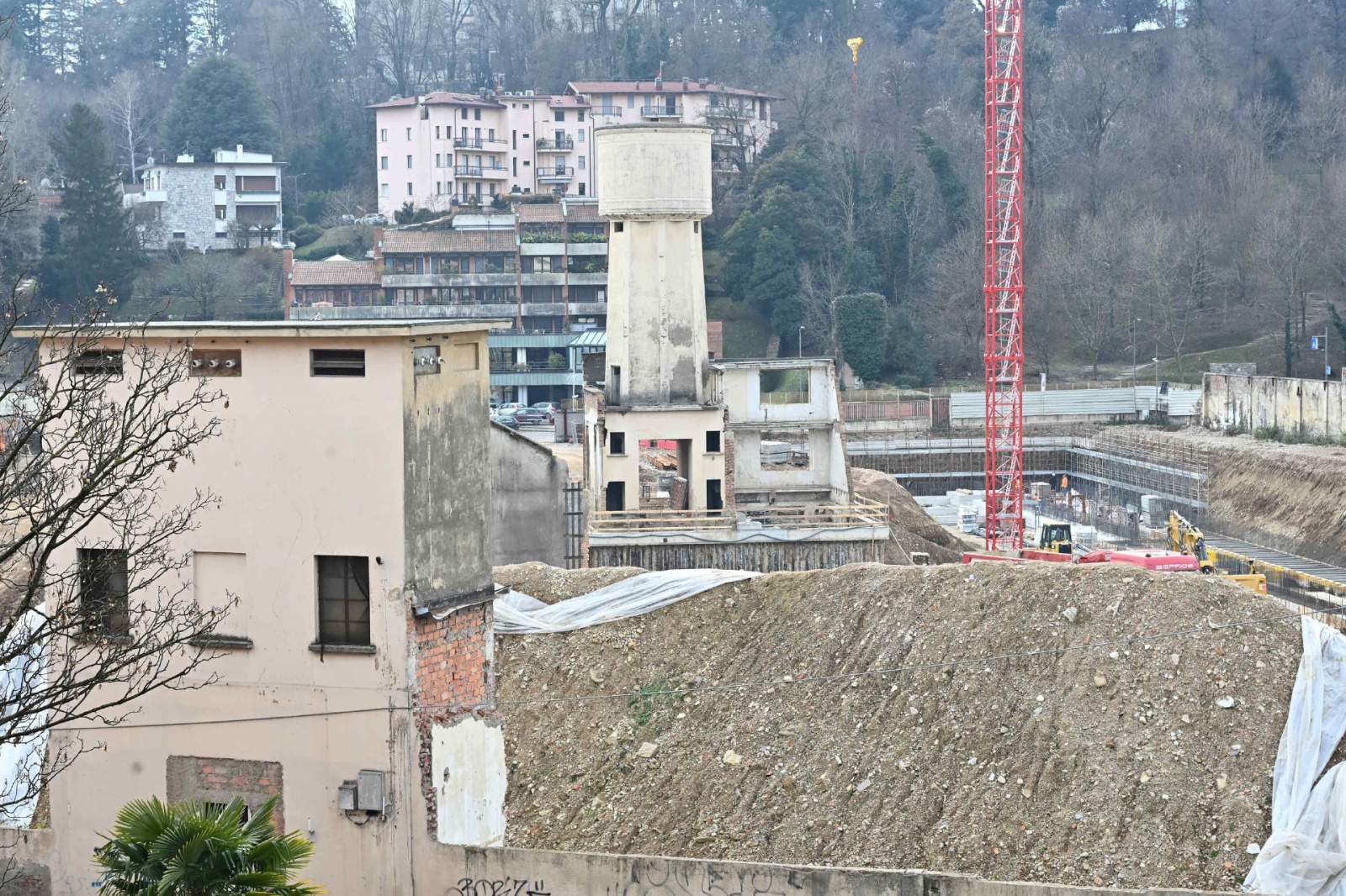 VARESE. PROSEGUONO I LAVORI AL CANTIERE EX AERMACCHI FUTURO CENTRO COMMERCIALE TIGROS