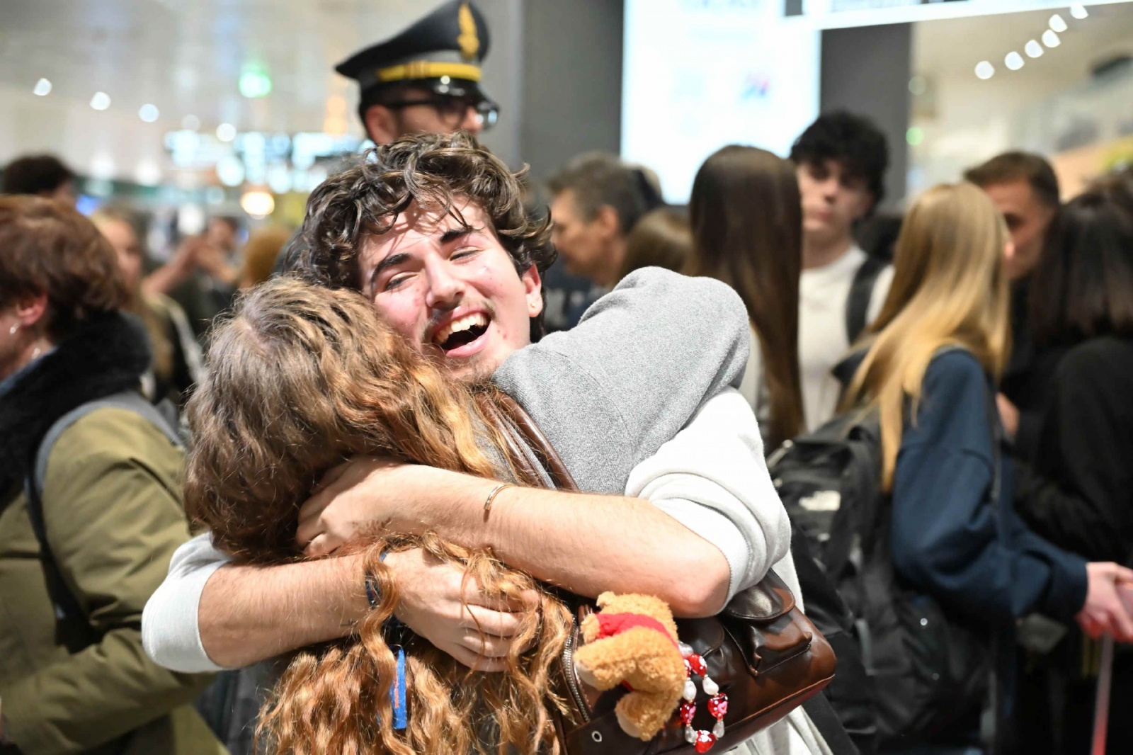 MALPENSA. RIENTRO STUDENTI E INSEGNANTI DA DUBAI VIA ABU DHABI AL TERMINAL 1, ACCOLTI DA FAMILIARI E AMICI