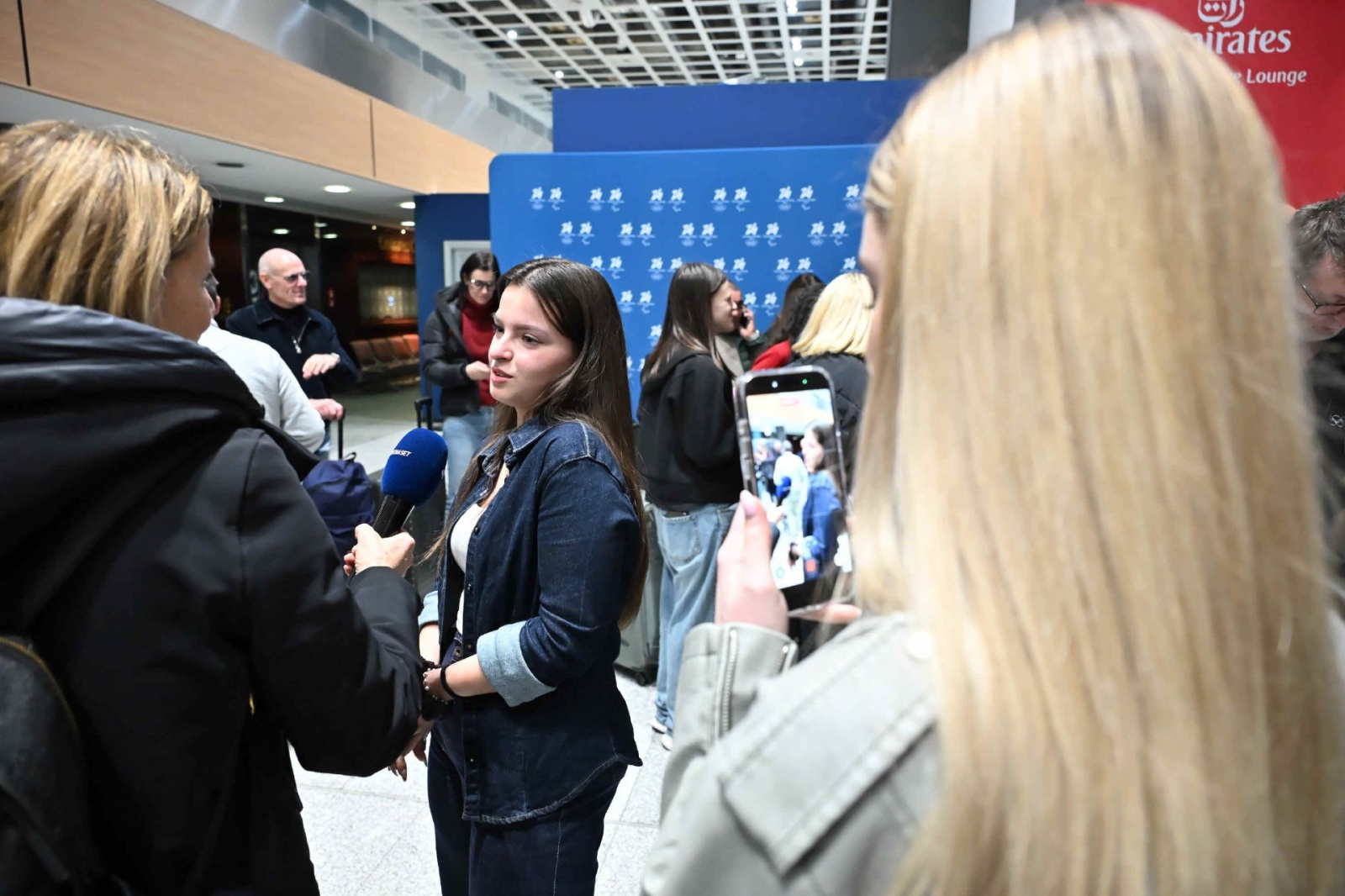 MALPENSA. RIENTRO STUDENTI E INSEGNANTI DA DUBAI VIA ABU DHABI AL TERMINAL 1, ACCOLTI DA FAMILIARI E AMICI