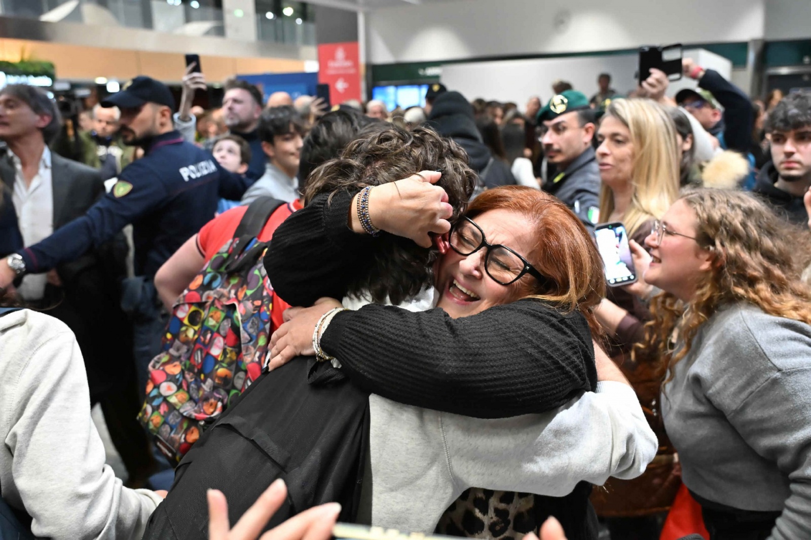 MALPENSA. RIENTRO STUDENTI E INSEGNANTI DA DUBAI VIA ABU DHABI AL TERMINAL 1, ACCOLTI DA FAMILIARI E AMICI