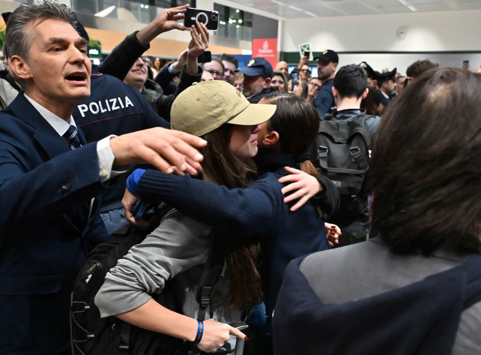 MALPENSA. RIENTRO STUDENTI E INSEGNANTI DA DUBAI VIA ABU DHABI AL TERMINAL 1, ACCOLTI DA FAMILIARI E AMICI